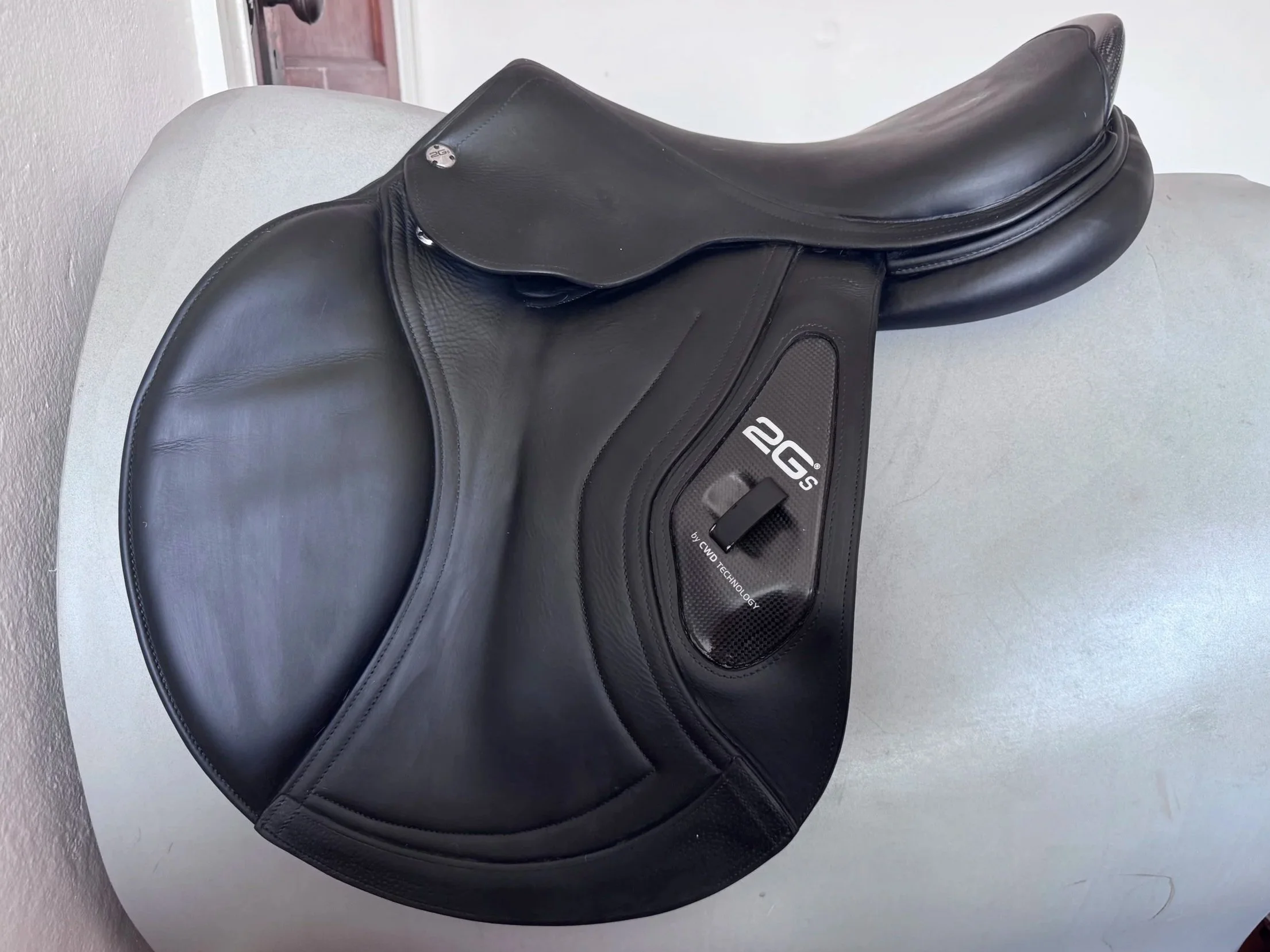 18" CWD 2Gs Saddle - BLACK - 4C Long / Forward Flaps - Full Buffalo - Left View 2