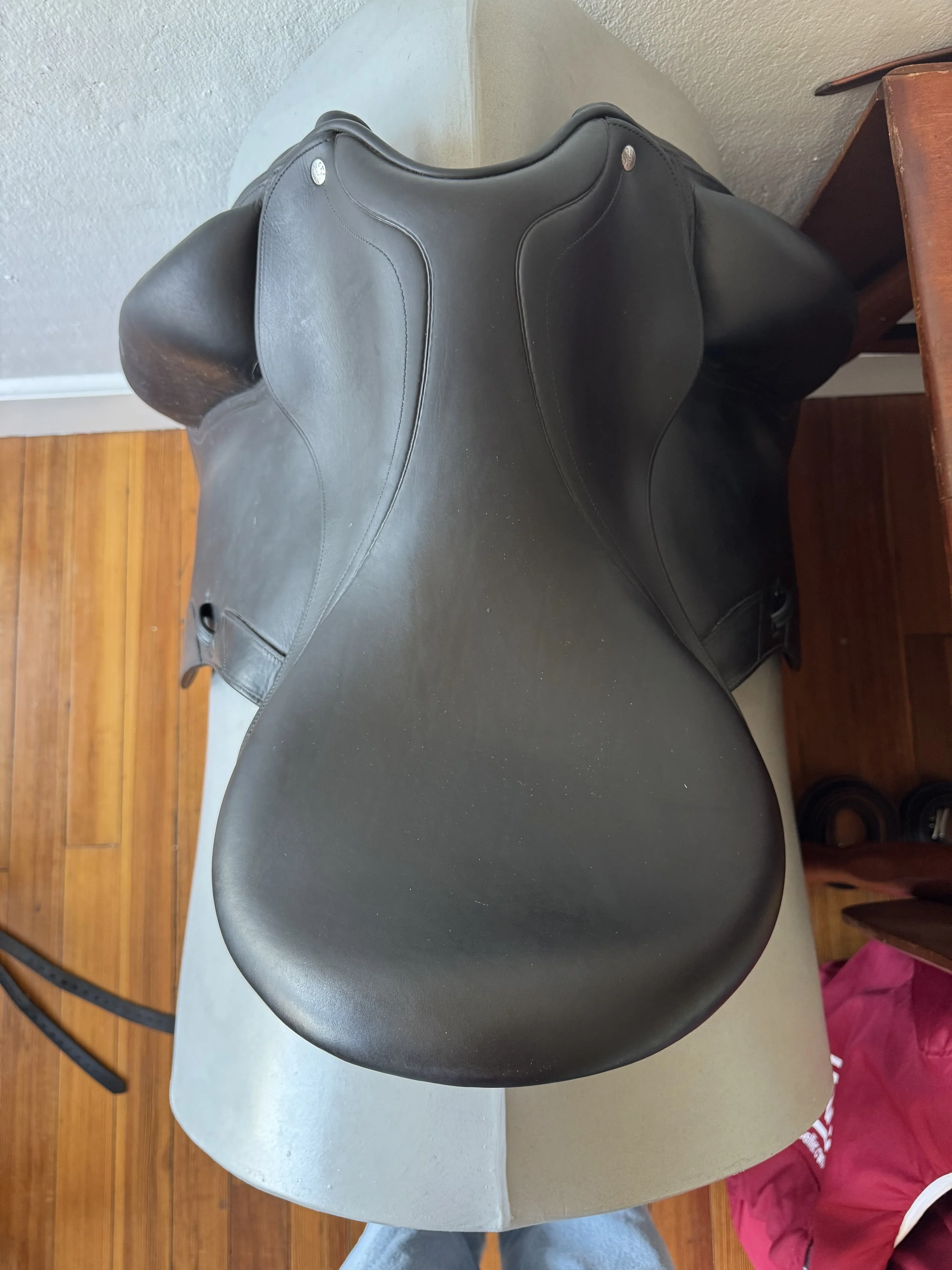 18" CWD SE05 Dressage Saddle - 4L - WIDE Tree - Seat View 2