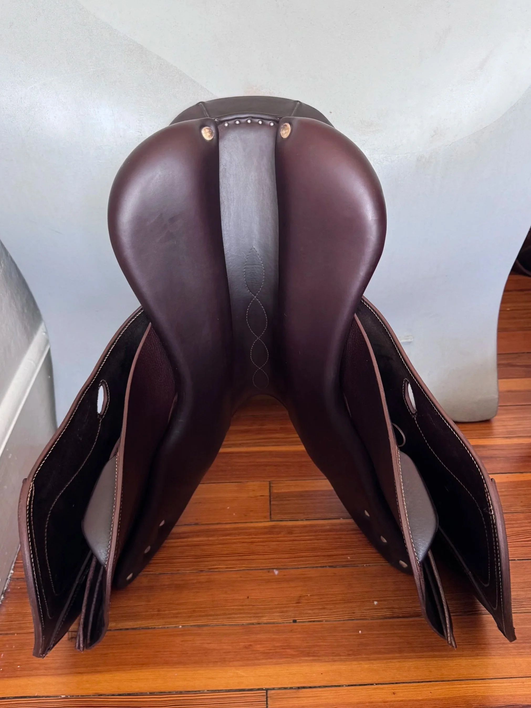 17.5" Antares Comfort 2 Saddle - 2021 - 2A - Full Buffalo - A01 WIDE Tree - Panels 2