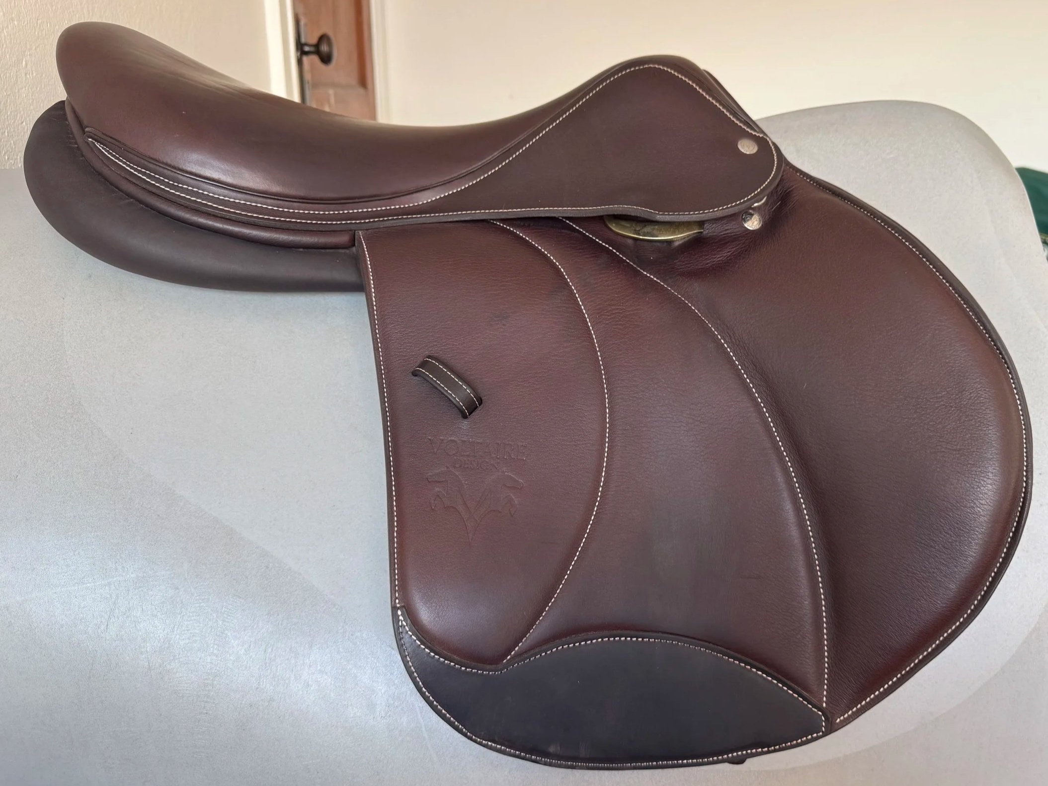 18.5" Voltaire Palm Beach PRO Saddle - 2023 - 2AR - Full Buffalo - LIKE NEW - Right View 1