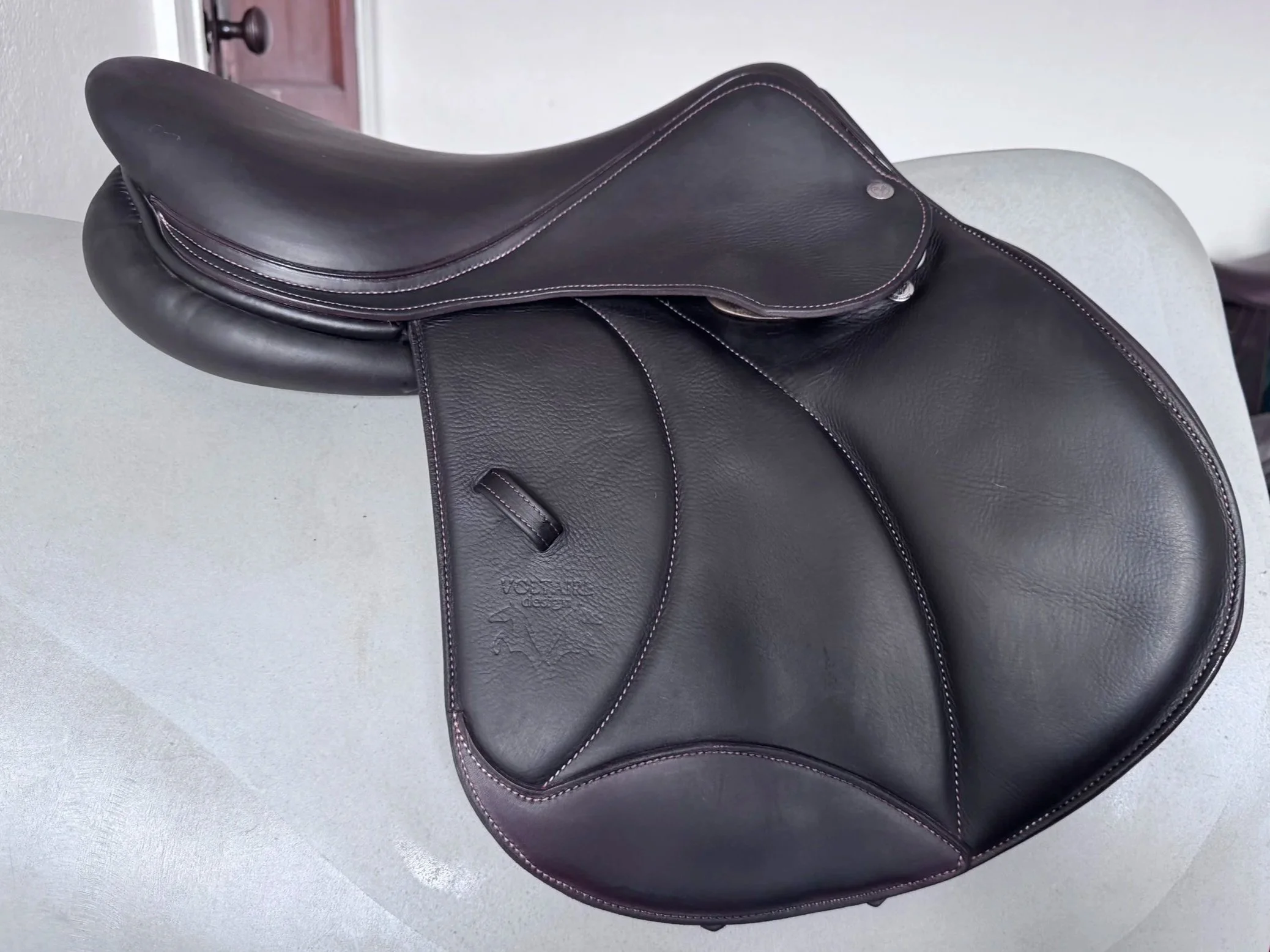 16.5" Voltaire Calgary PRO Saddle - 2021 - 0A - Full Buffalo - Right View 3