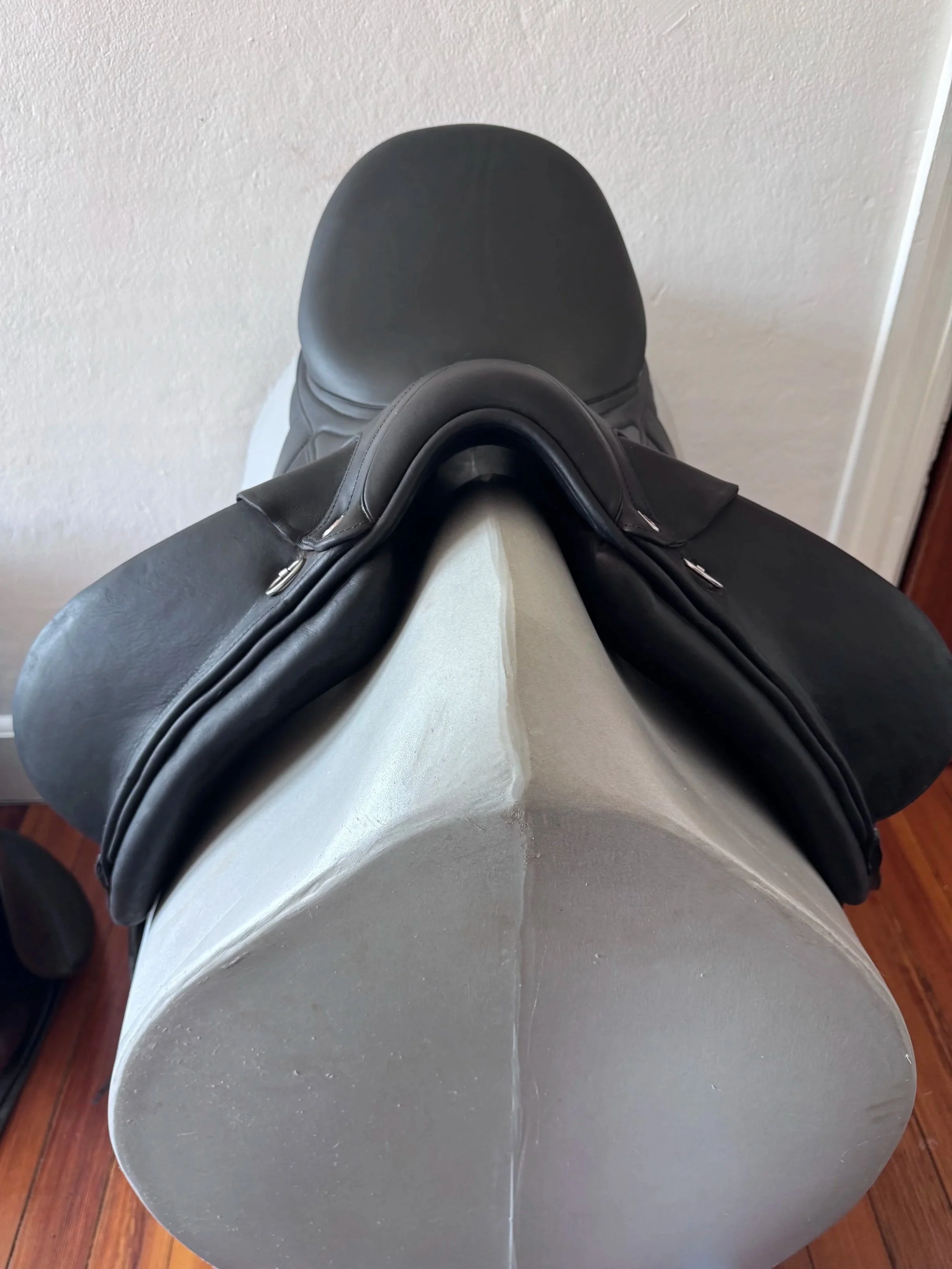 17.5" CWD SE37 Dressage Saddle - 2023 - 1XLA - Full Buffalo - Front Panels