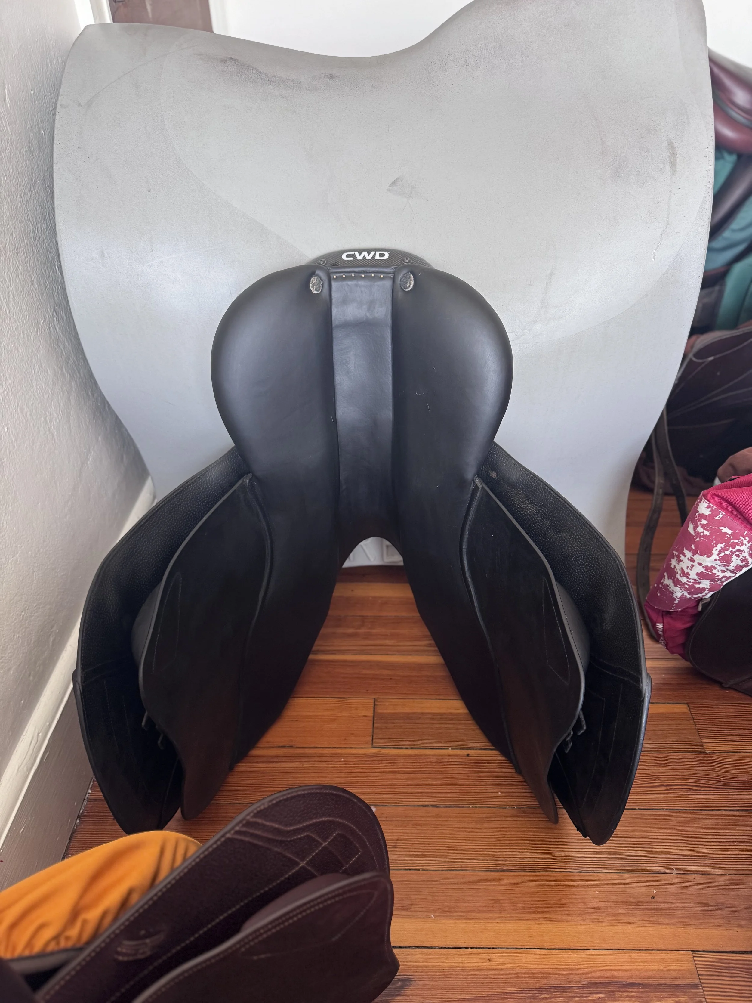 18" CWD 2Gs Saddle - BLACK - 4C Long / Forward Flaps - Full Buffalo - Tree 4