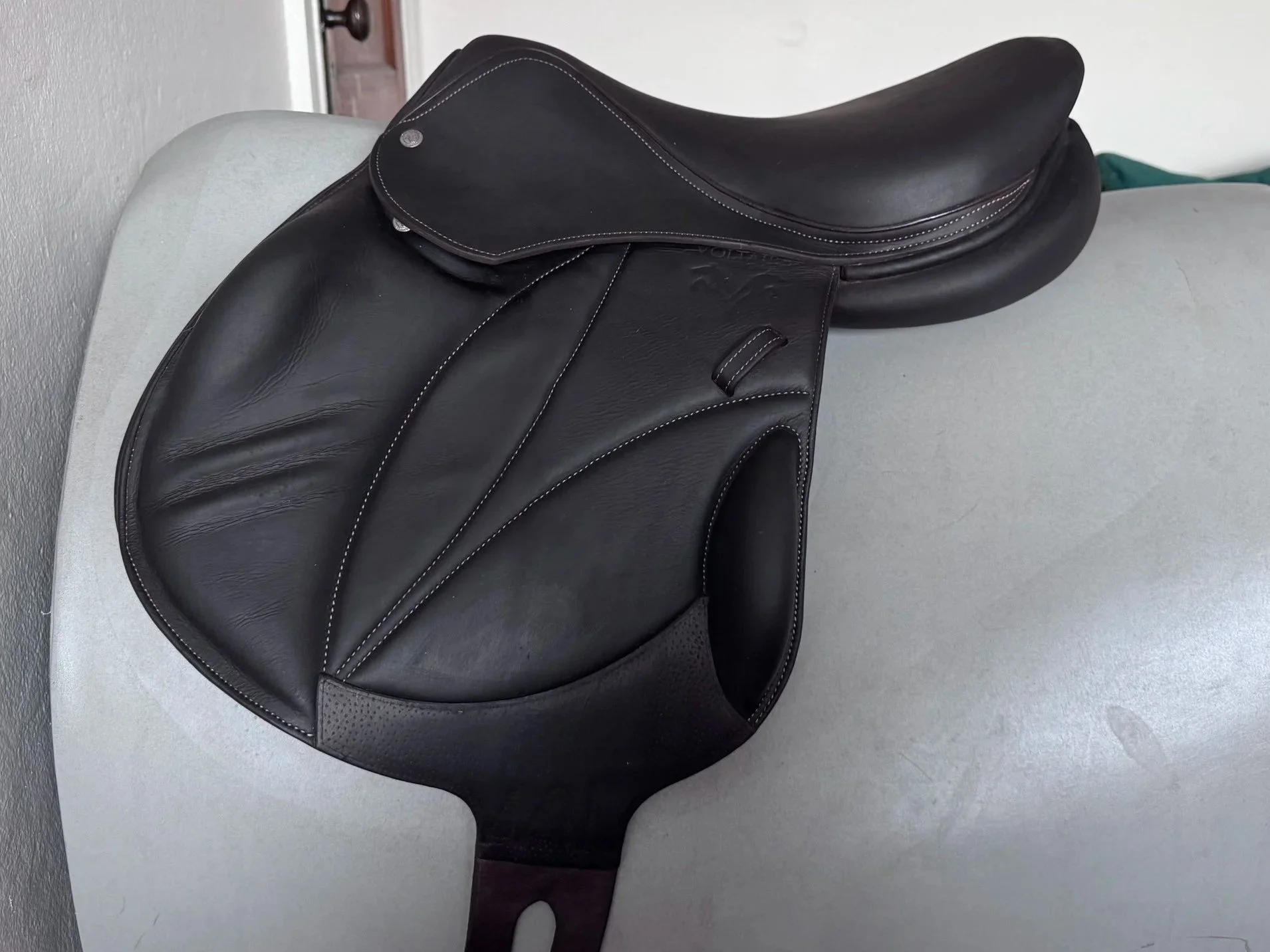 16.5" Voltaire Lexington PRO Monoflap Saddle - 2023 - 1A - Full Buffalo - Left View 2