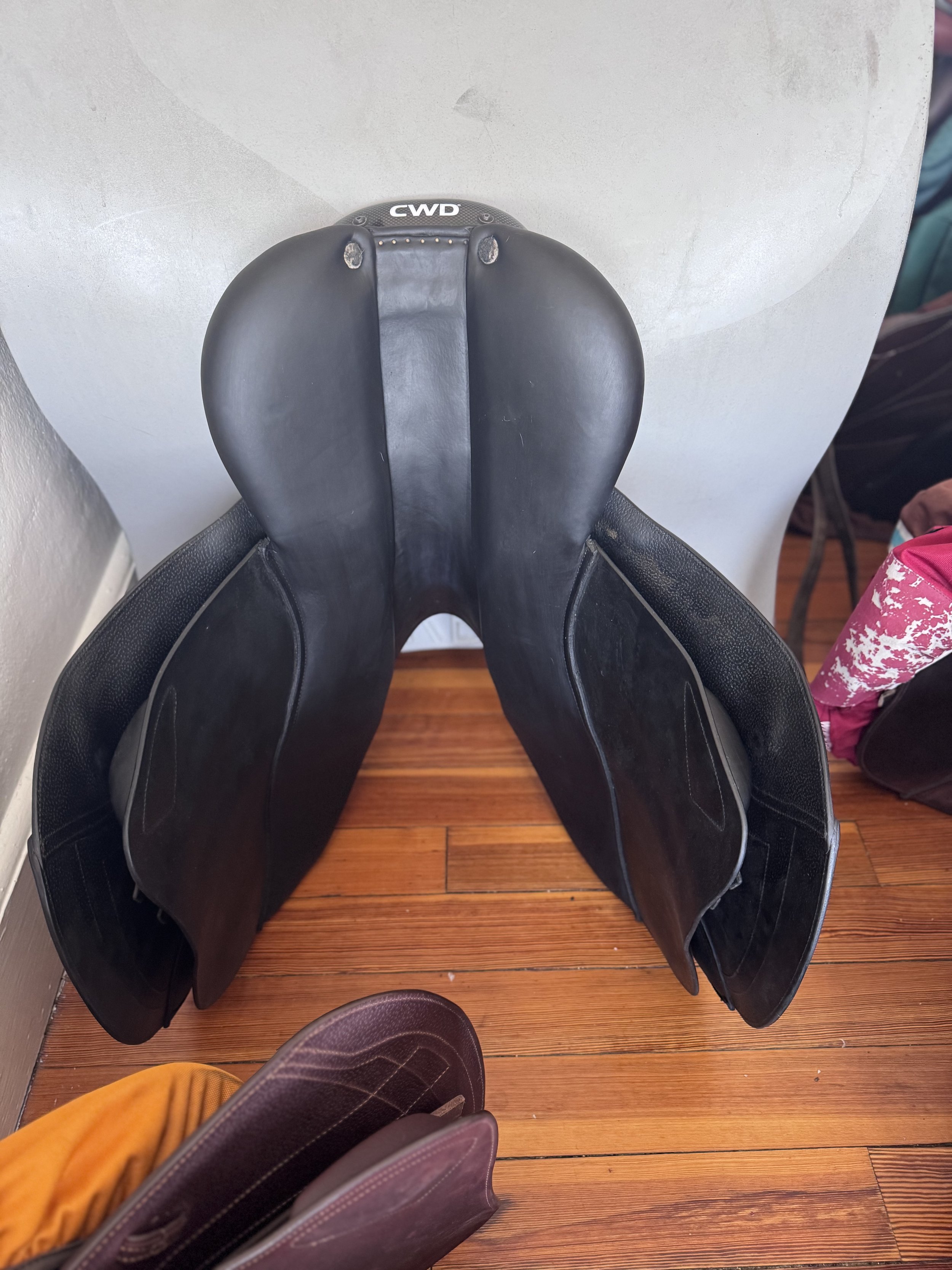 18" CWD 2Gs Saddle - BLACK - 4C Long / Forward Flaps - Full Buffalo - Tree 2