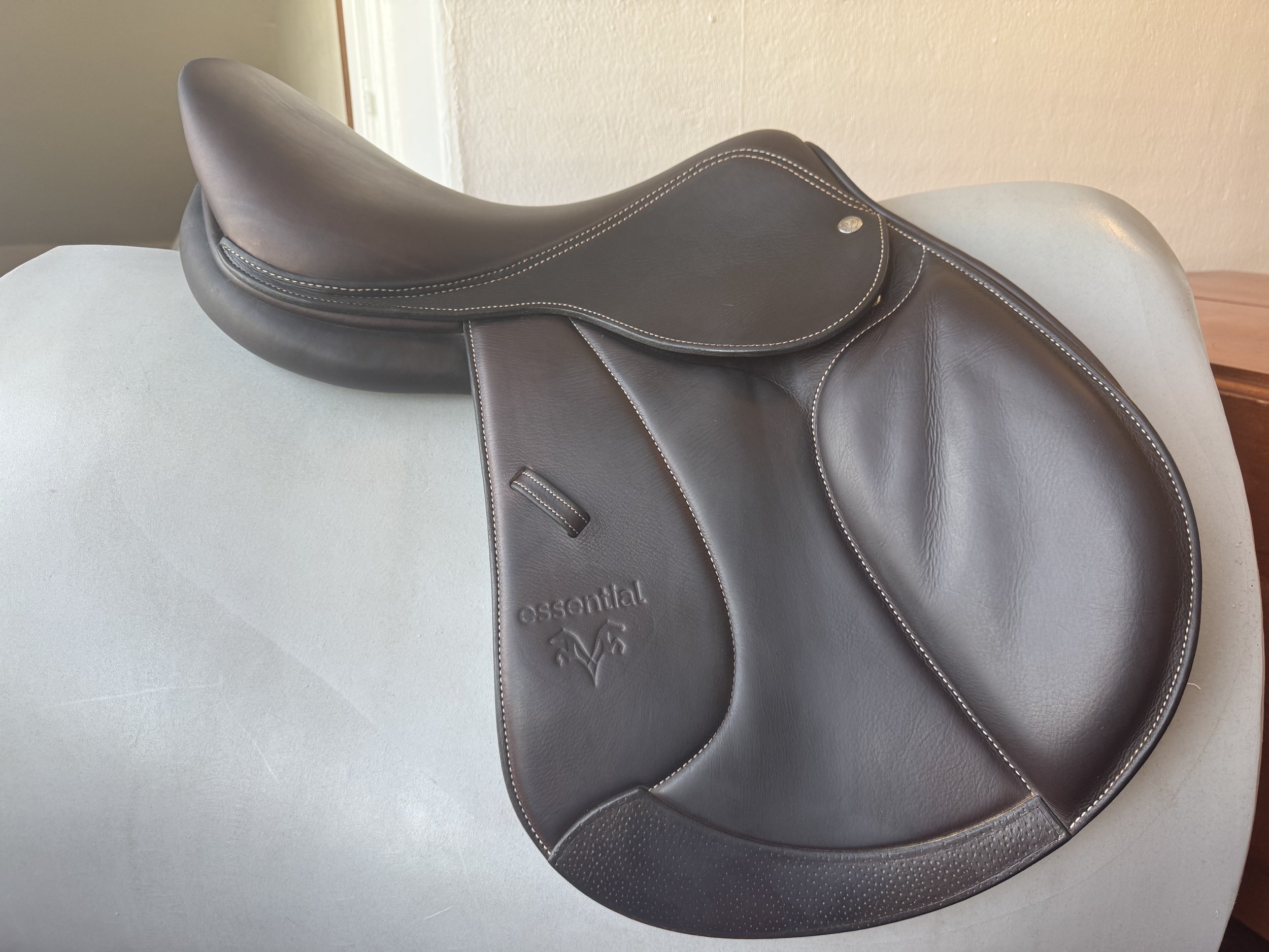16.5" Voltaire Essential Saddle - 2023