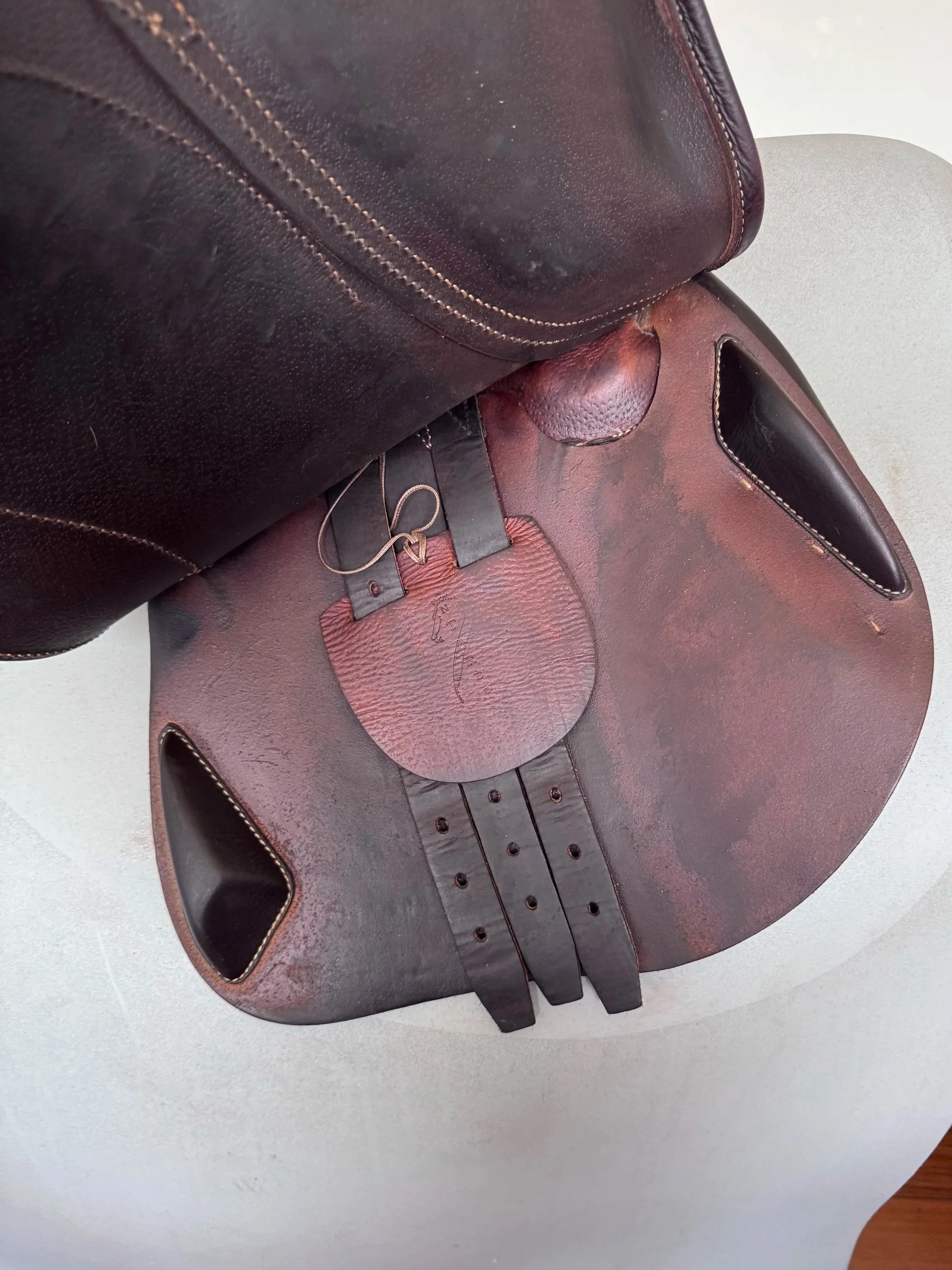 17.5" Antares Comfort 2 Saddle - 2021 - 2A - Full Buffalo - A01 WIDE Tree - Right Underflap