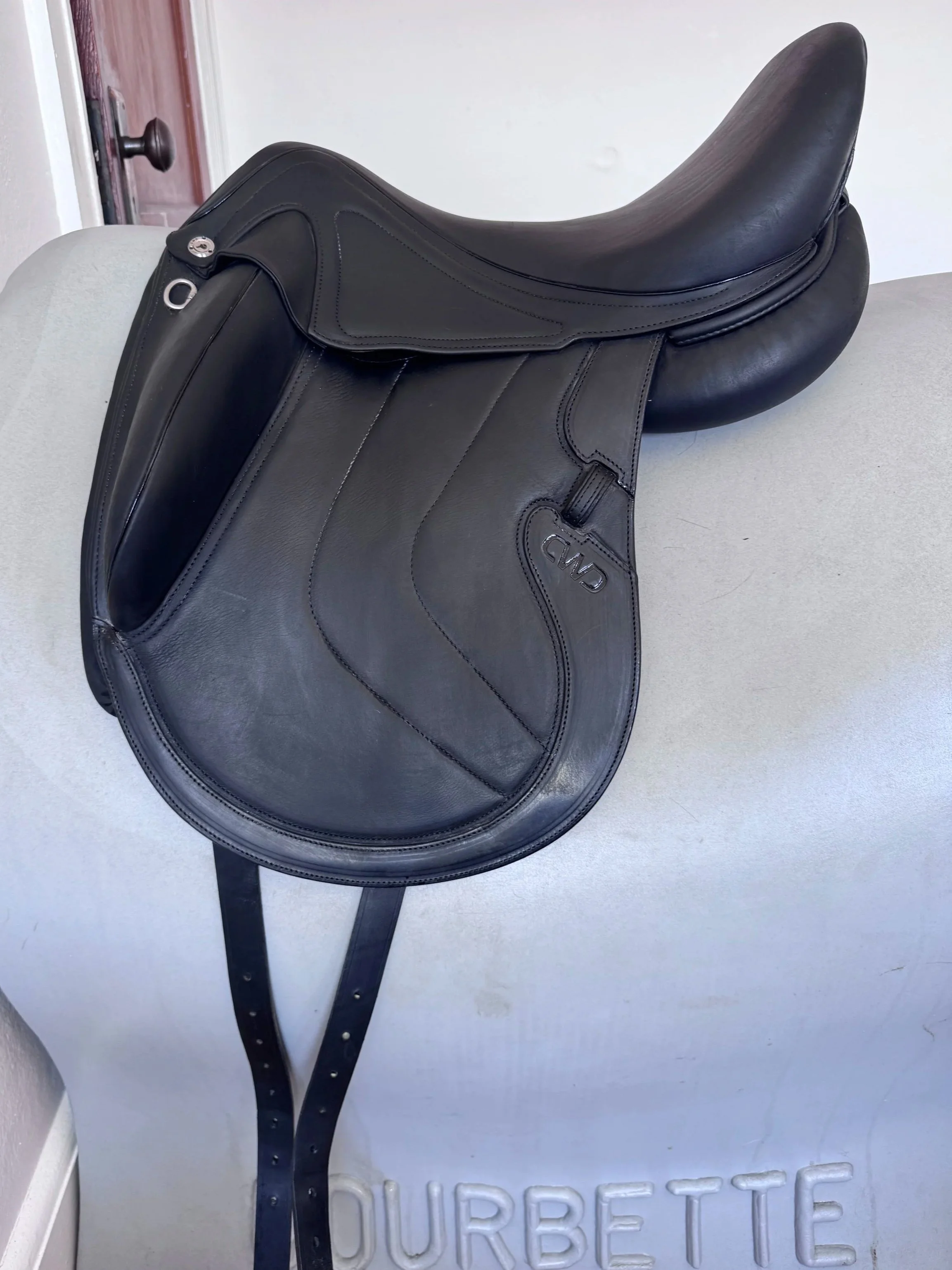 17.5" CWD SE37 Dressage Saddle - 2023 - 1XLA - Full Buffalo - Left View 2