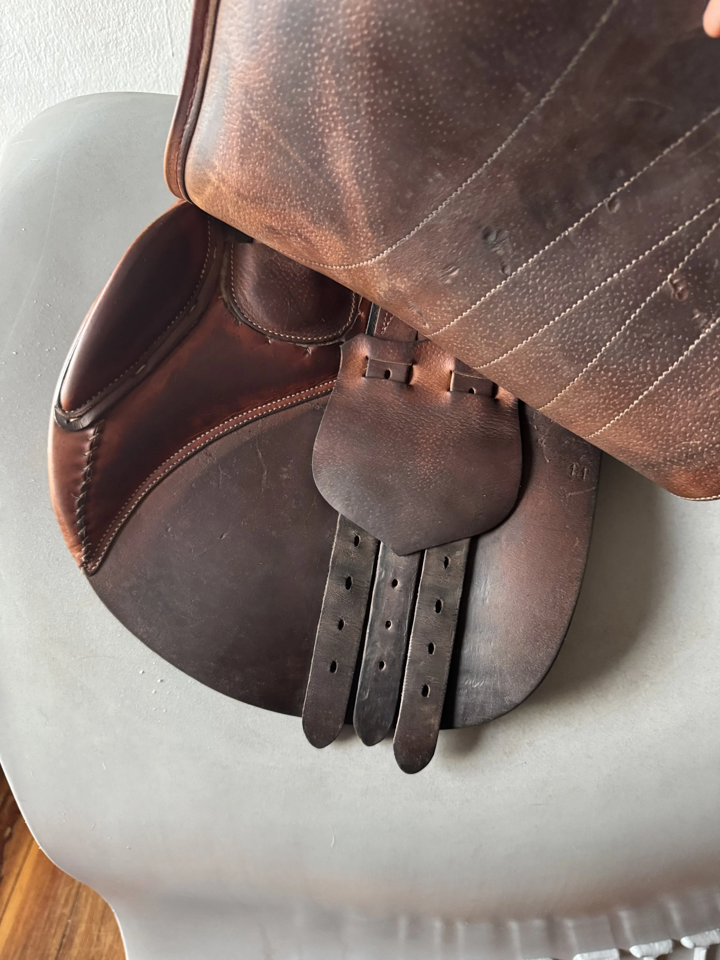 17.5" Butet Premium Saddle - 1.5 Flaps - Integrated Panels - 4.5" Tree - Left Underflap