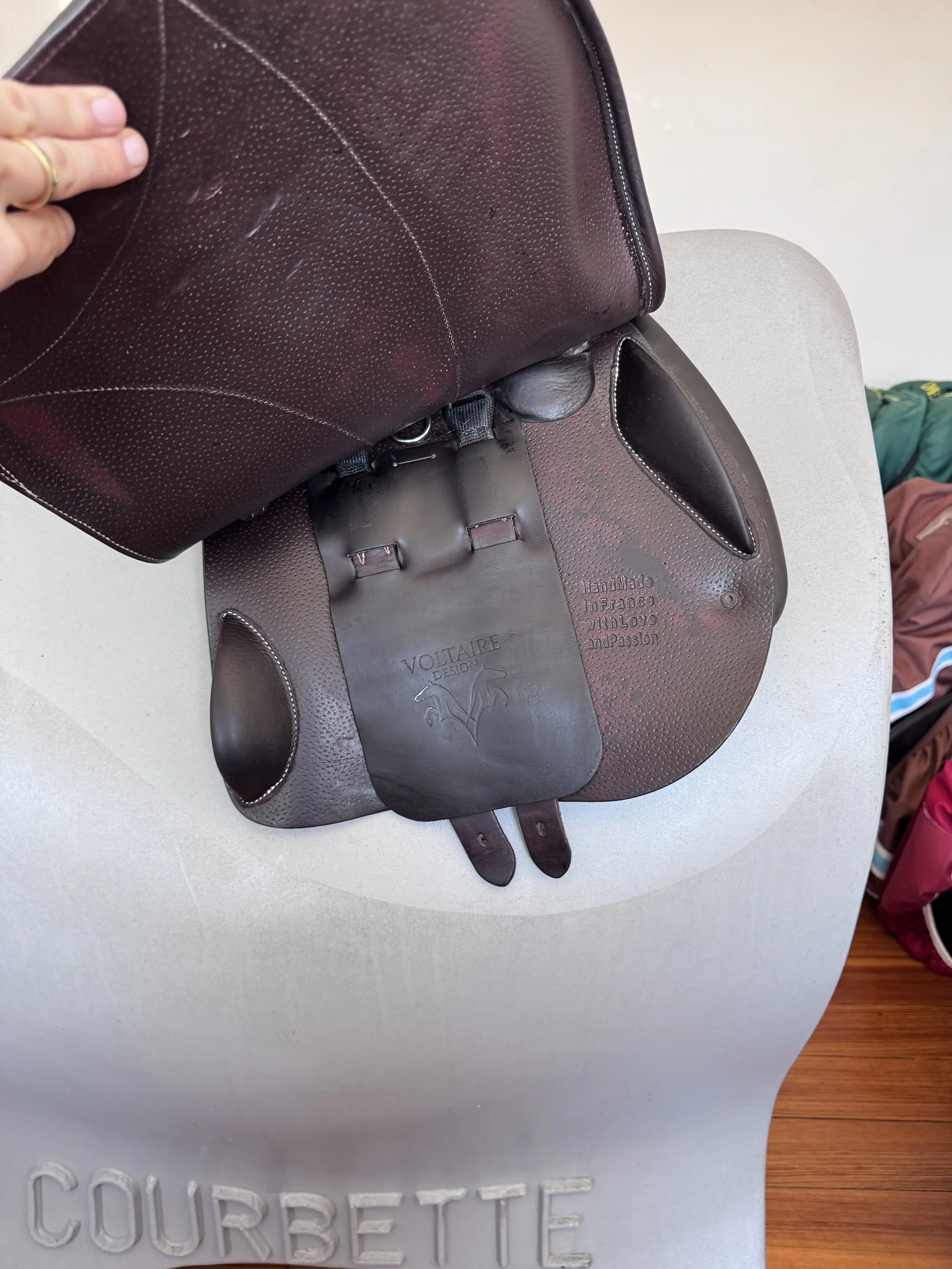 18" Voltaire Palm Beach E PRO Saddle - 2023 - 2A - Full Buffalo - EQUISENSE TECH - Right Underflap 1