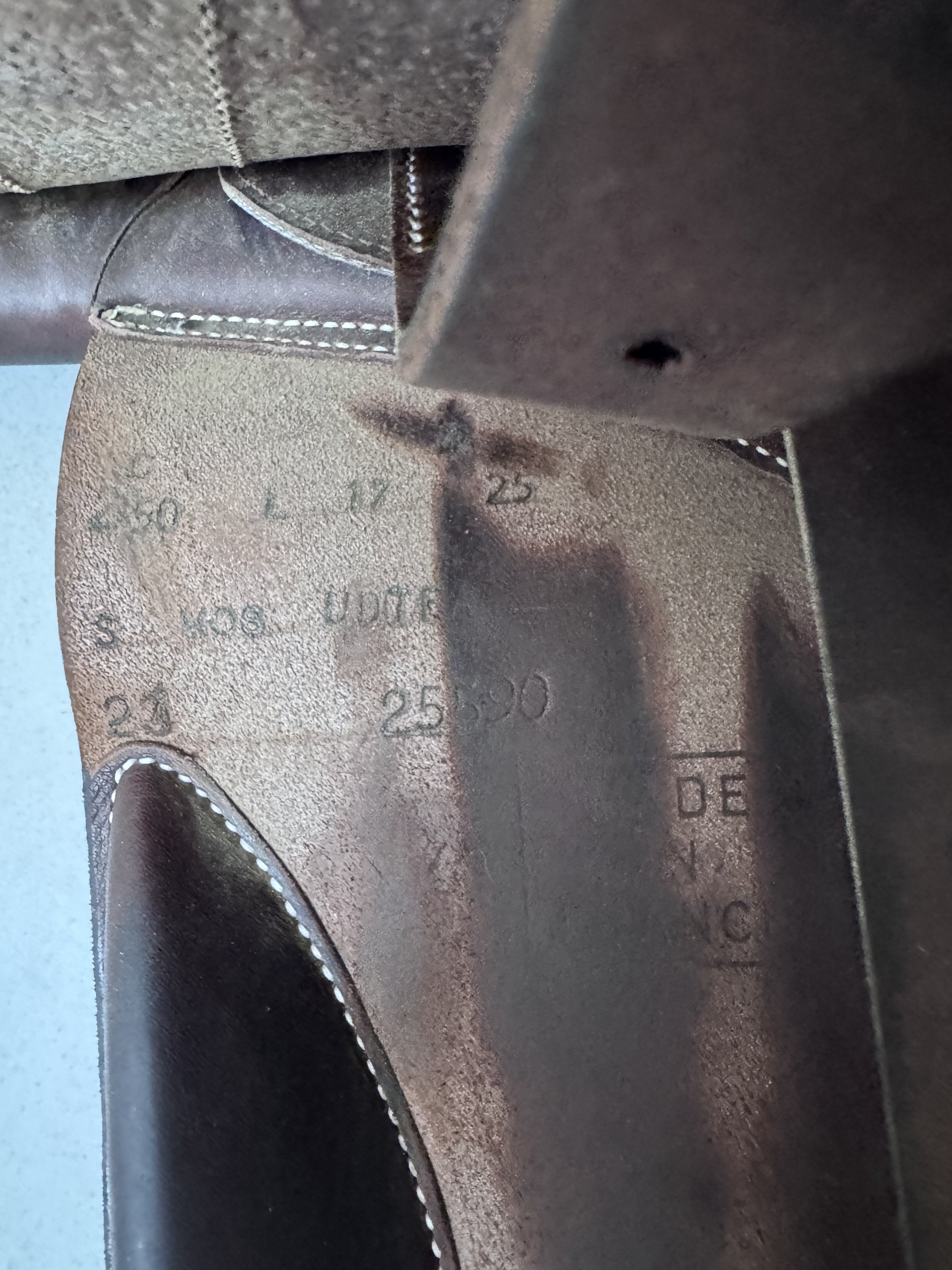 17/17.5" Butet Premium Saddle - 2024 - 2.5 - Cachou - Calf - Integrated Panels - Serial Stamp