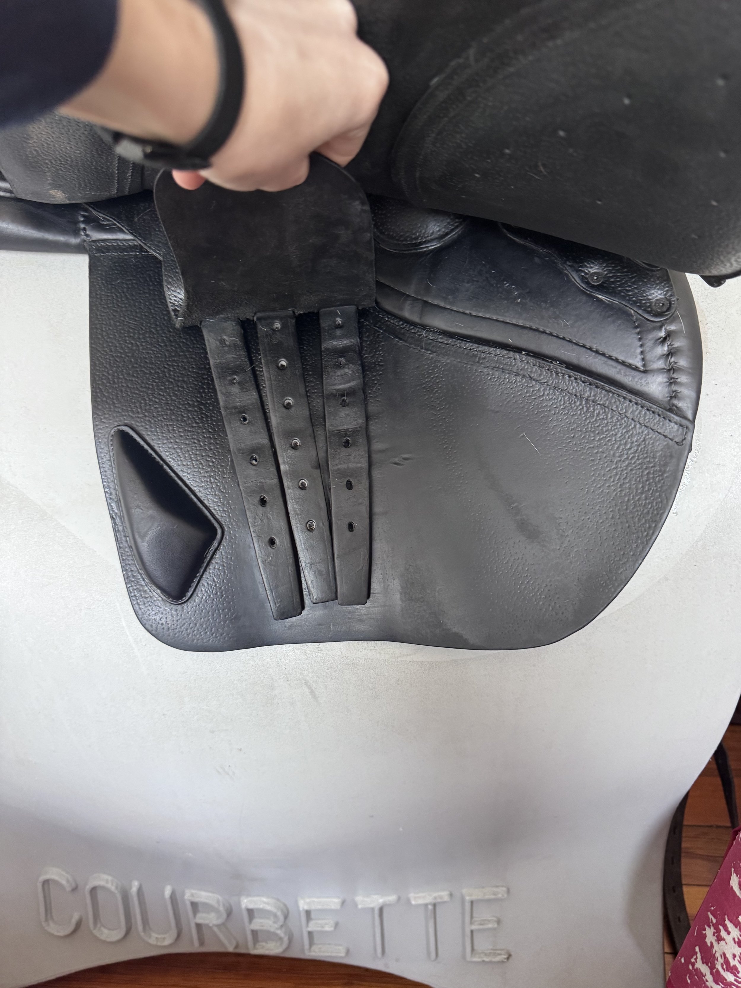 18" CWD 2Gs Saddle - BLACK - 4C Long / Forward Flaps - Full Buffalo - Right Billets