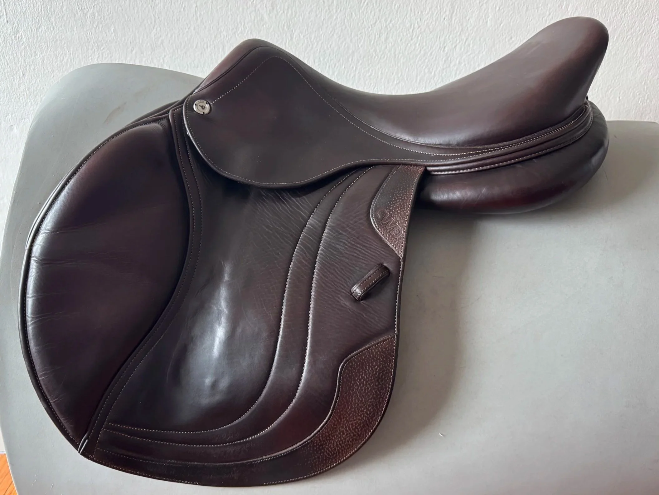 18" CWD SE02 Pro Saddle - 2019 - 4C - Pro Panels - Full Buffalo - Left View 1