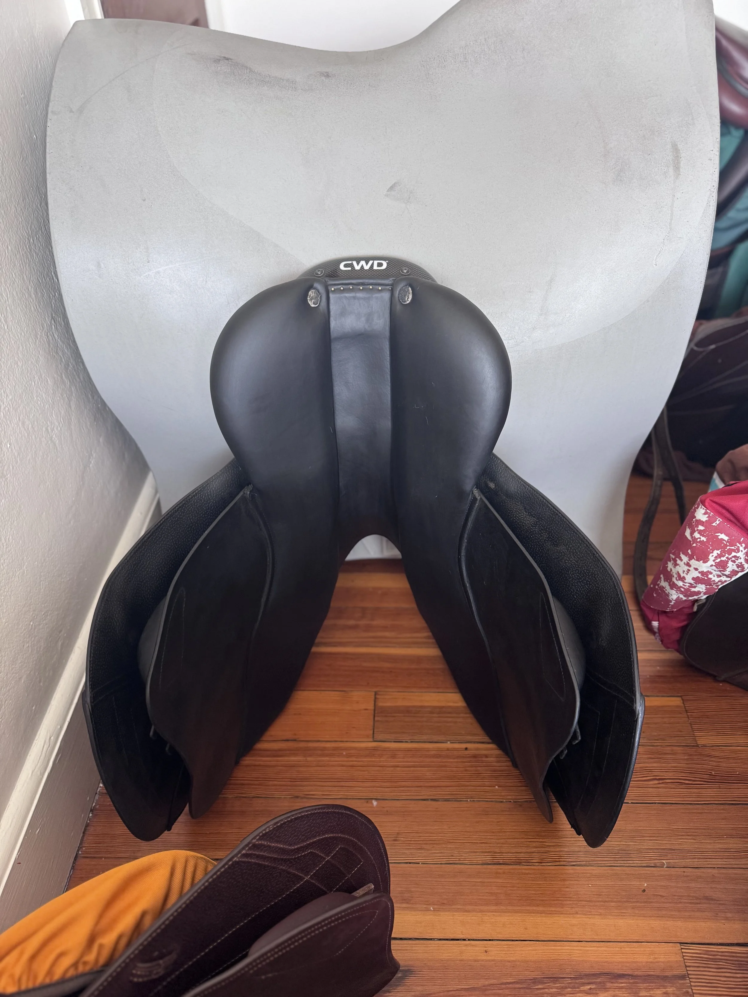 18" CWD 2Gs Saddle - BLACK - 4C Long / Forward Flaps - Full Buffalo - Tree 5