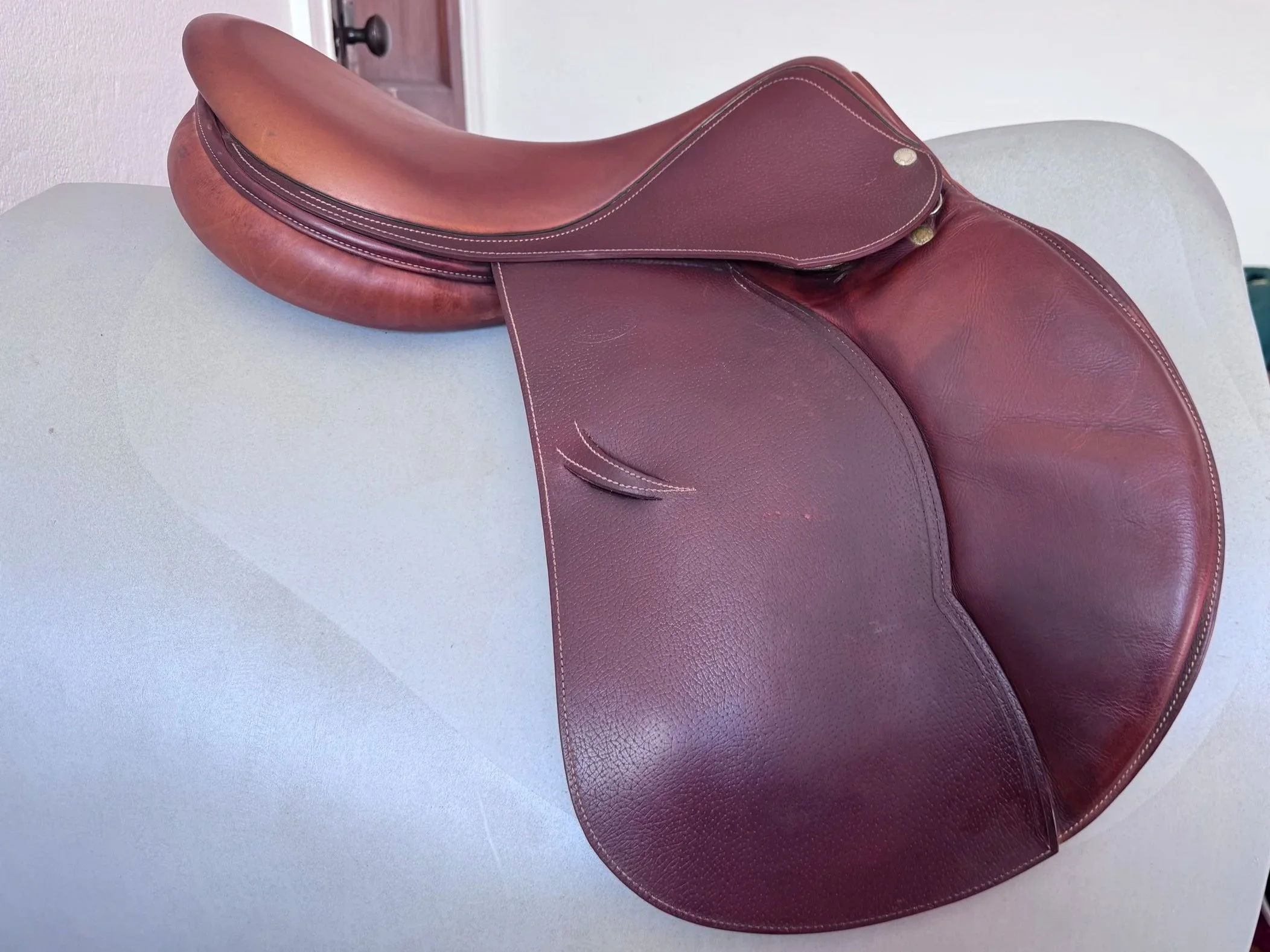 17.5" Devoucoux Oldara Saddle - 4A - Integrated Panels - Grain / Calf - Right View 1
