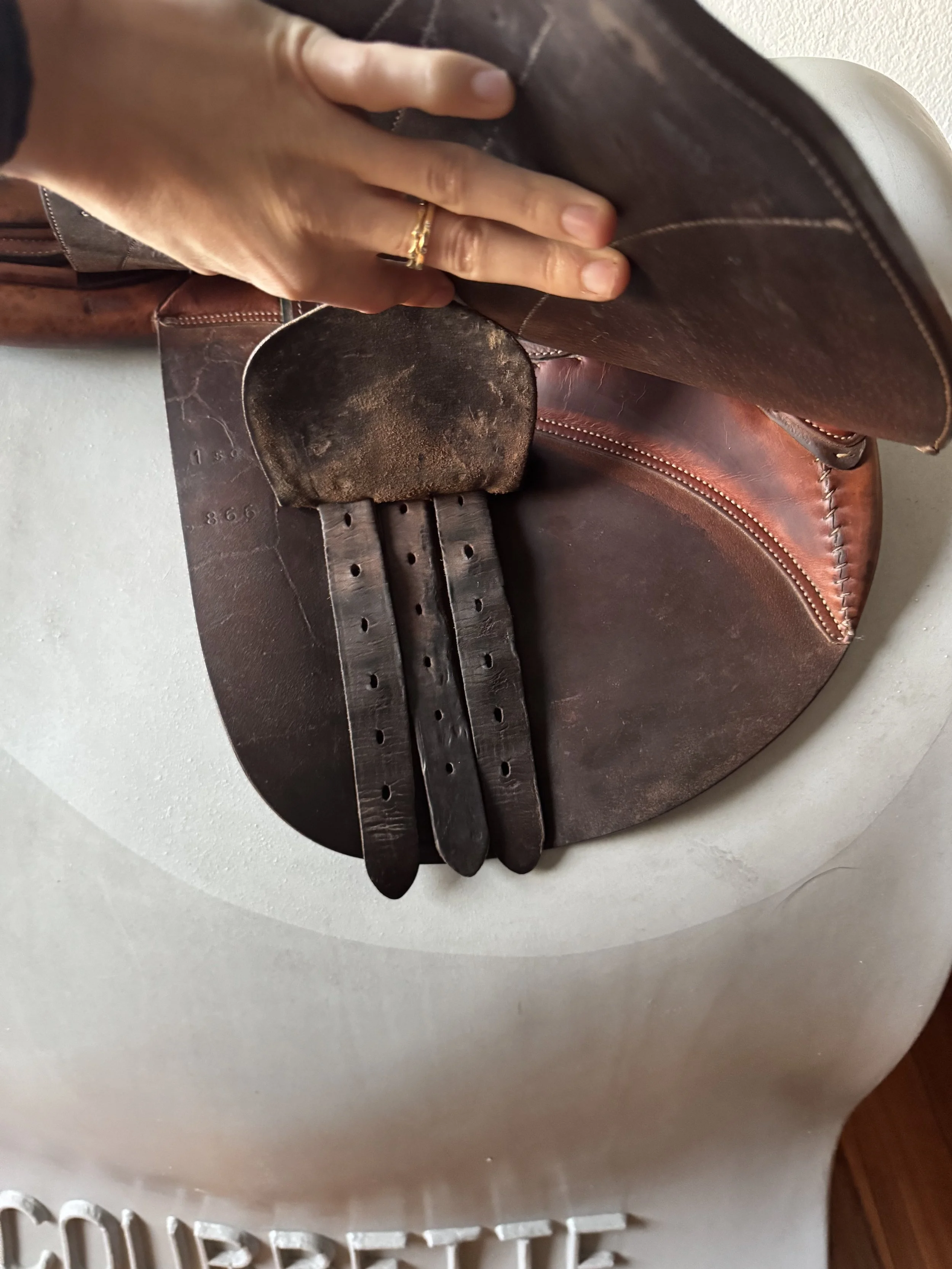 17.5" Butet Premium Saddle - 1.5 Flaps - Integrated Panels - 4.5" Tree - Right Billets