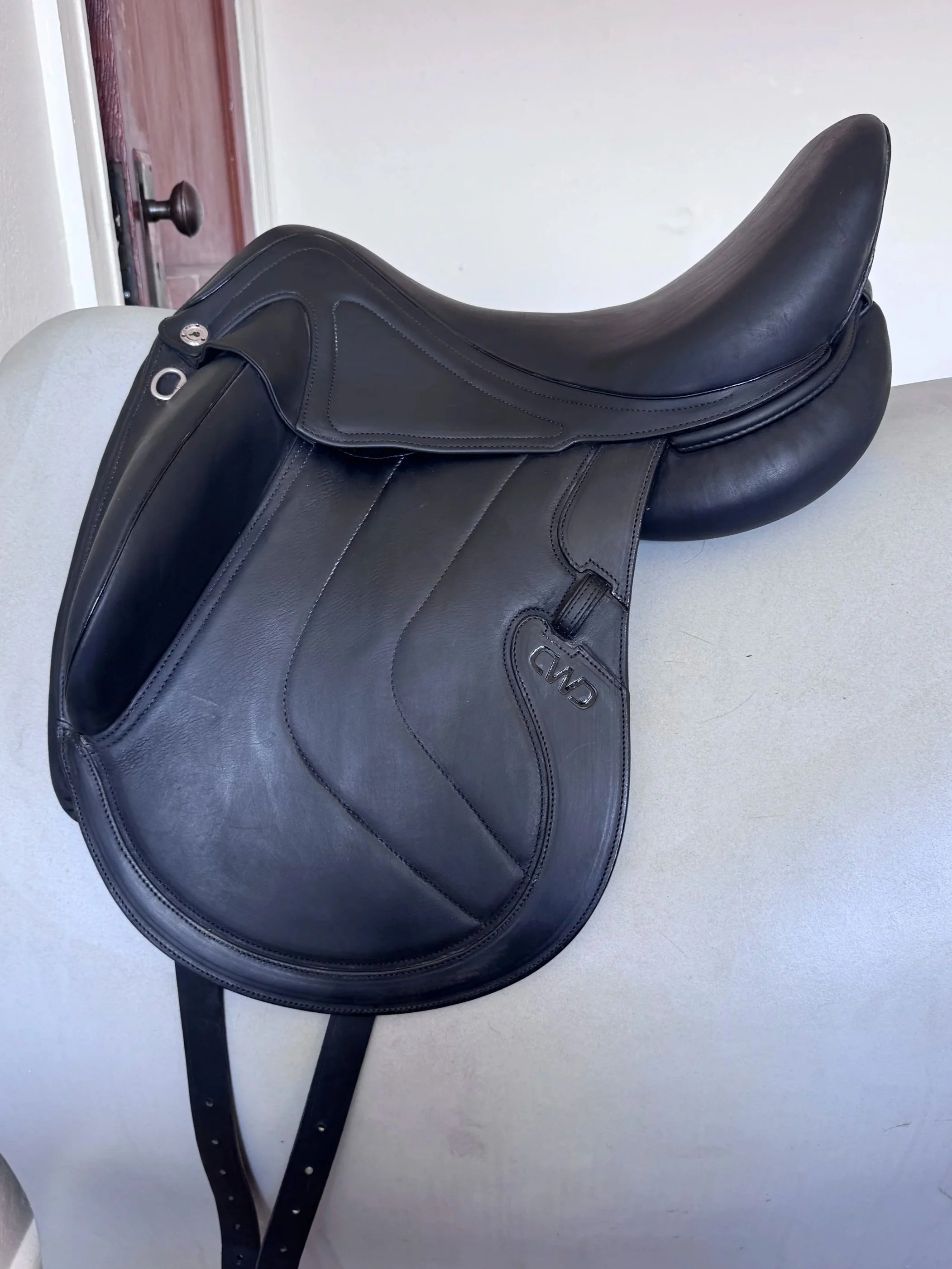 17.5" CWD SE37 Dressage Saddle - 2023 - 1XLA - Full Buffalo - Left View 5