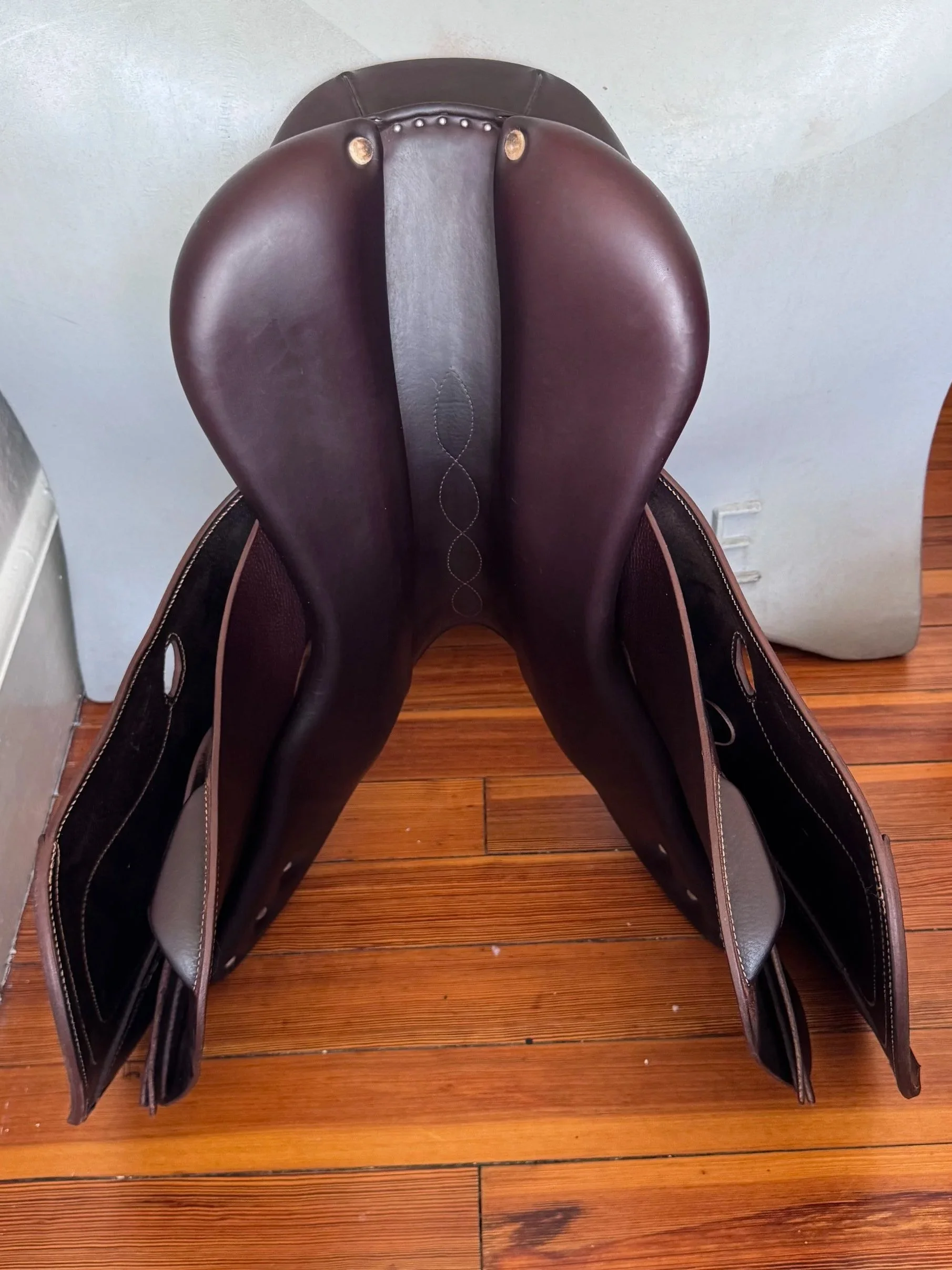 17.5" Antares Comfort 2 Saddle - 2021 - 2A - Full Buffalo - A01 WIDE Tree - Panels 3