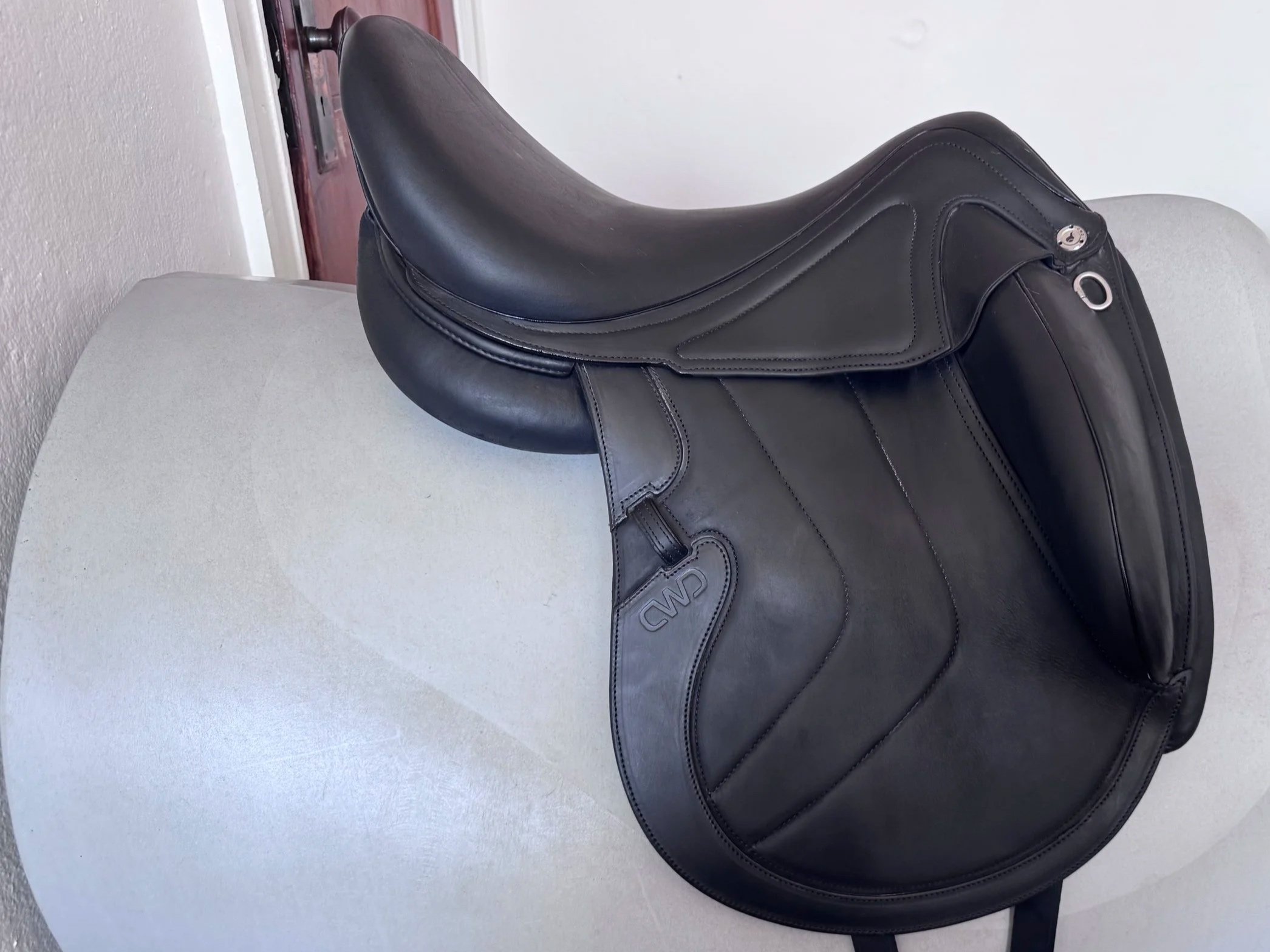 17.5" CWD SE37 Dressage Saddle - 2023 - 1XLA - Full Buffalo - Right View 4