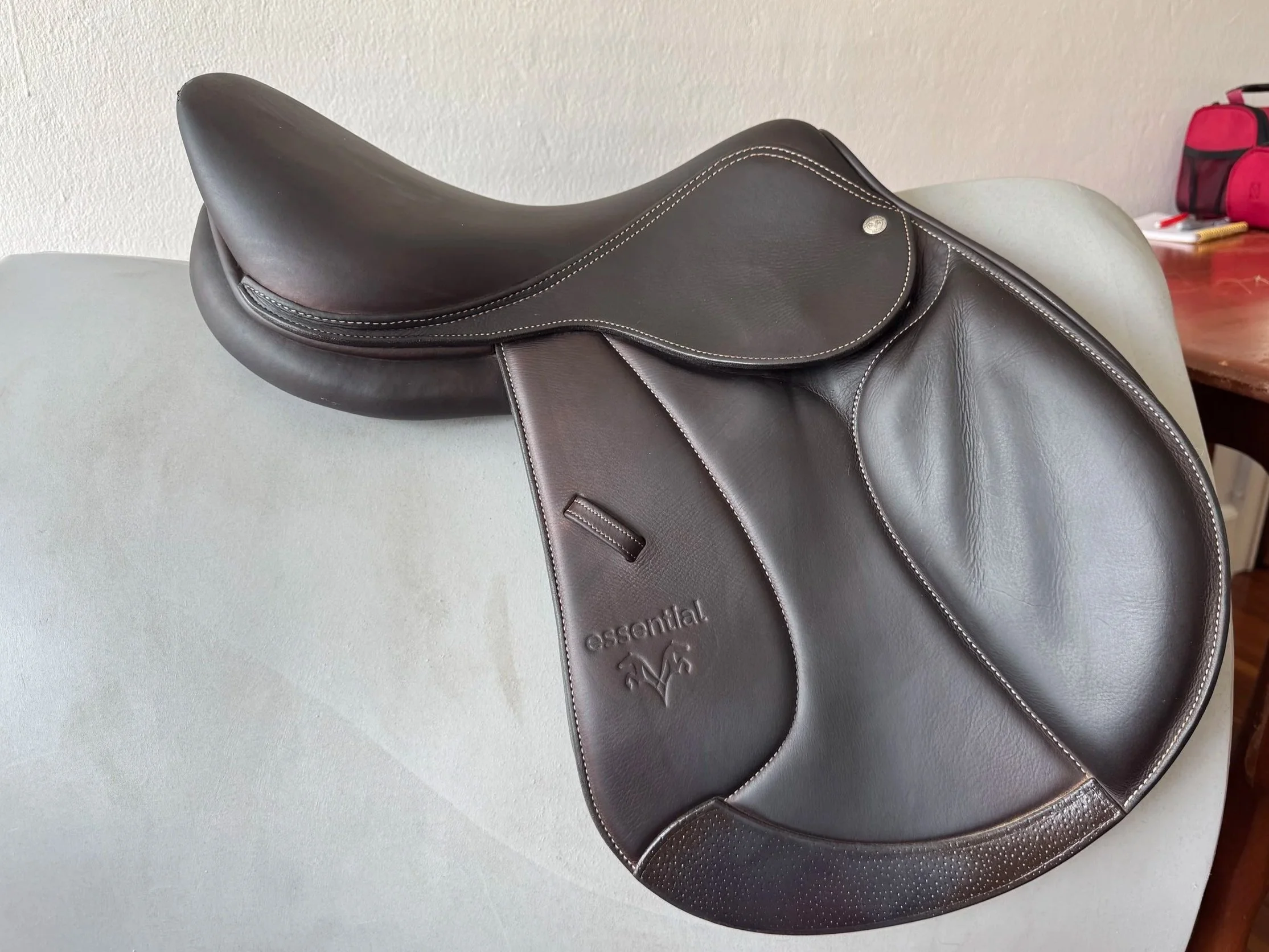 16.5" Voltaire Essential Saddle - 2023 - Right View 1