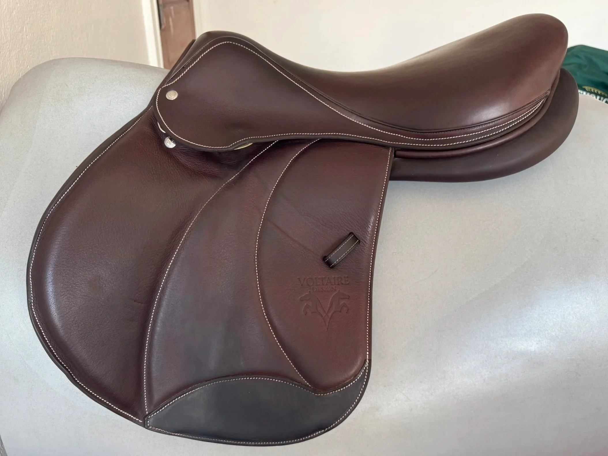 18.5" Voltaire Palm Beach PRO Saddle - 2023 - 2AR - Full Buffalo - LIKE NEW - Left View 3