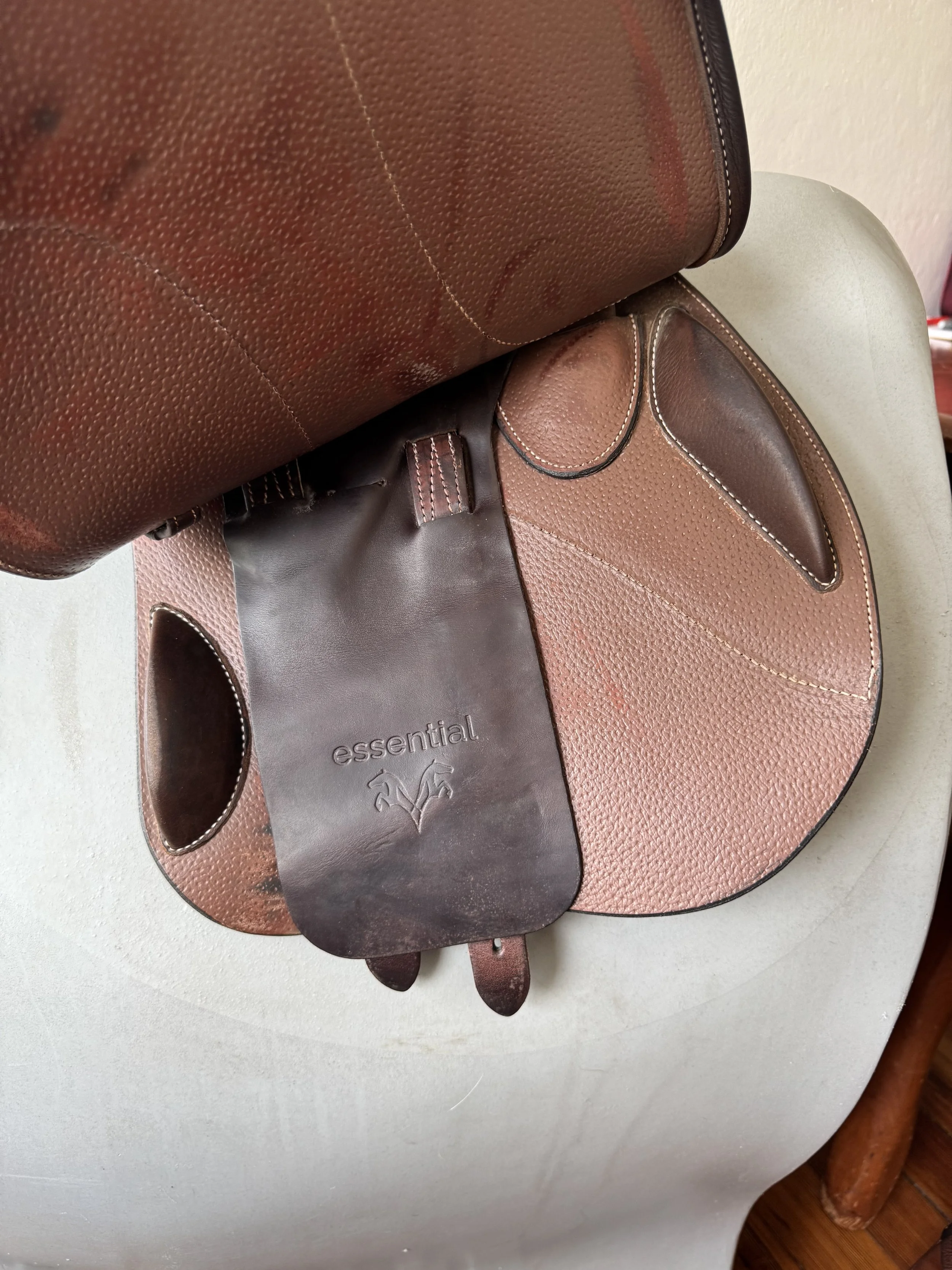 16.5" Voltaire Essential Saddle - 2023 - Underflap 2