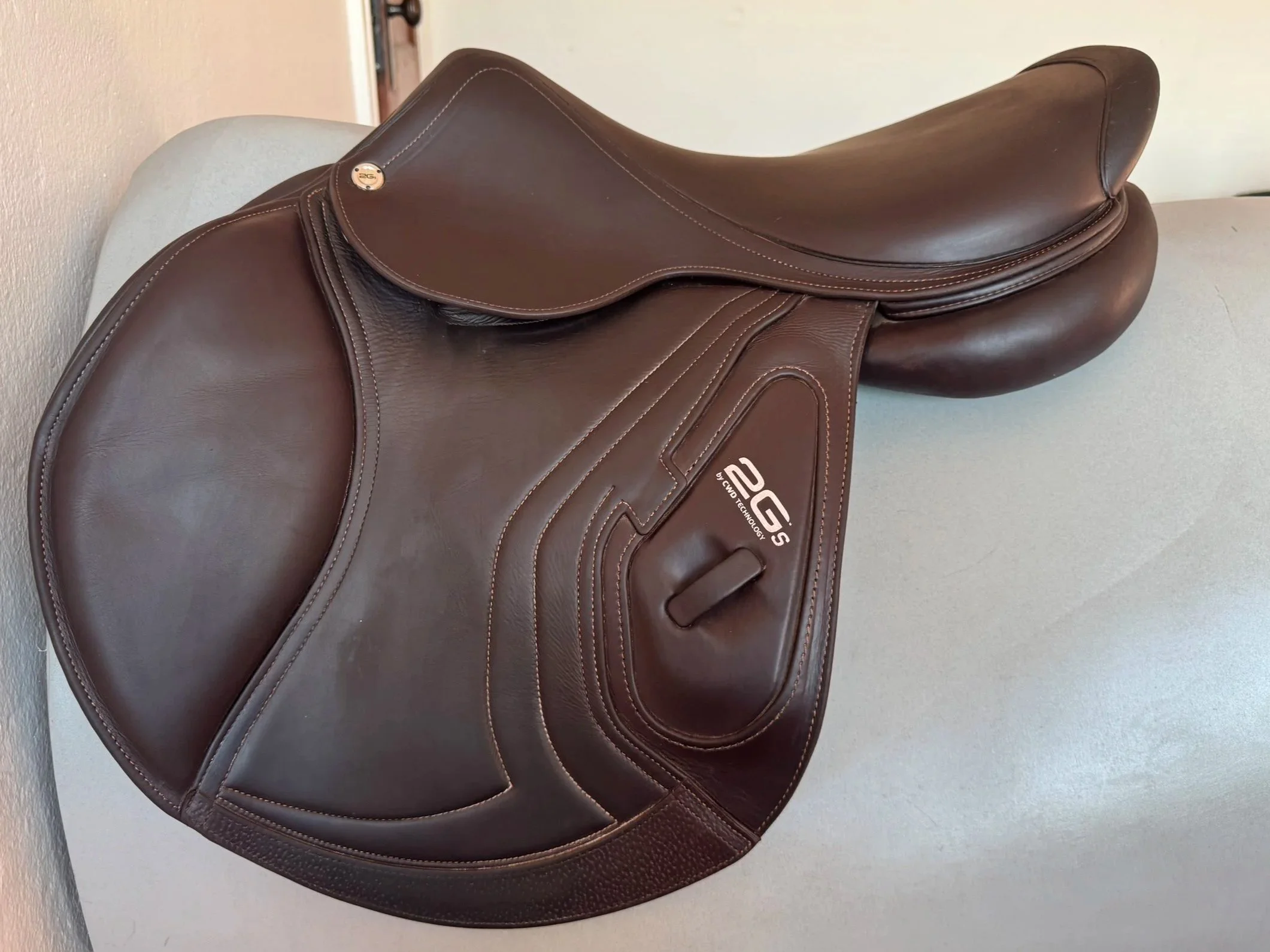18" CWD SE25 2Gs PRO Saddle - 2022 - 2C - Full Buffalo - Left View 1