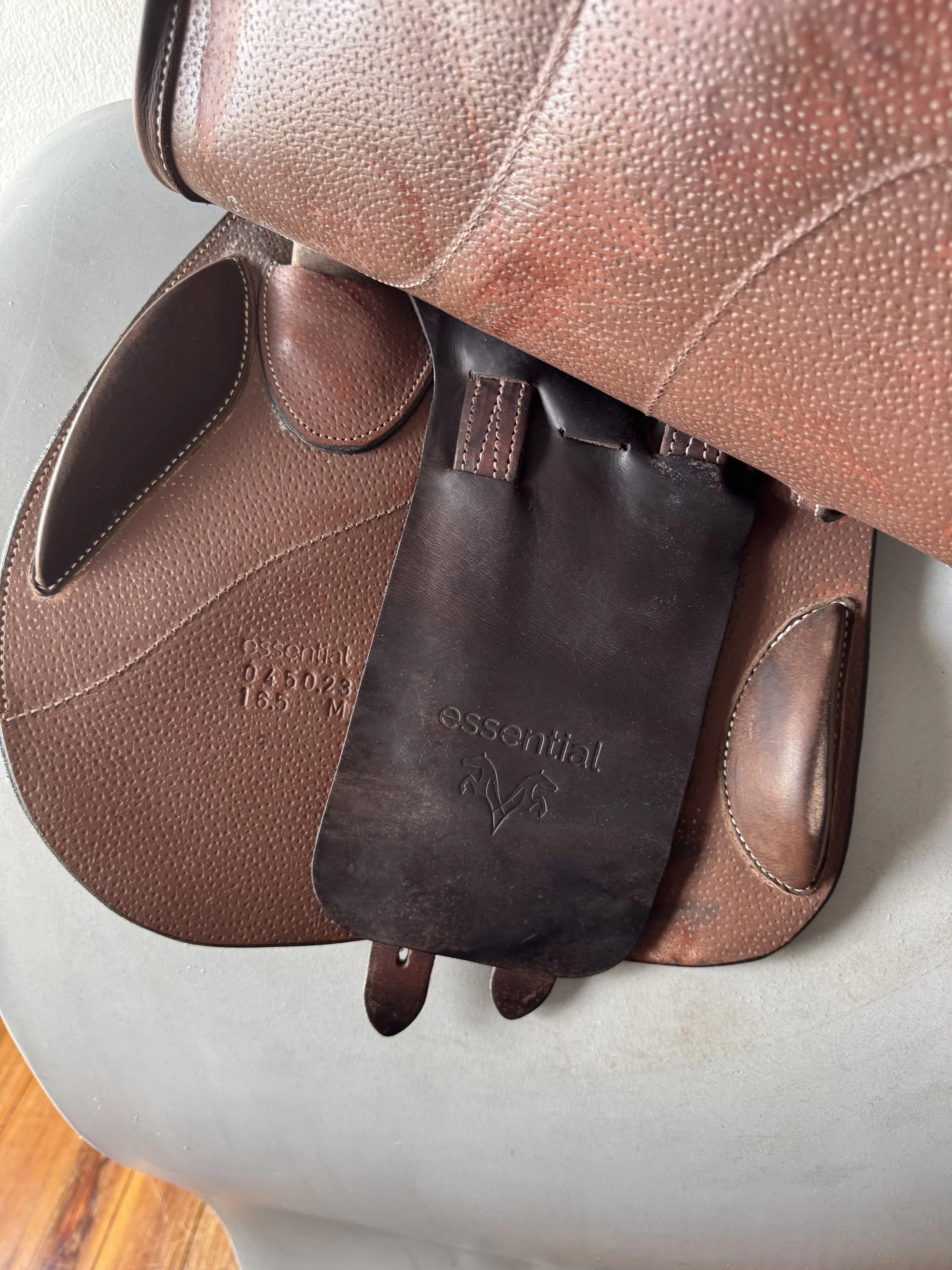 16.5" Voltaire Essential Saddle - 2023 - Underflap 3