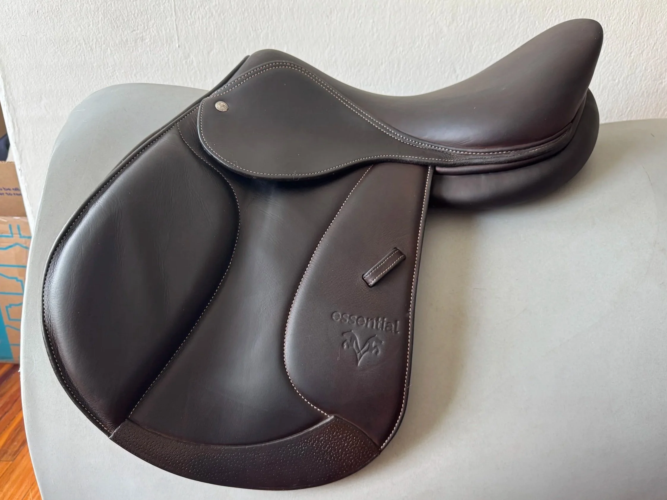 16.5" Voltaire Essential Saddle - 2023 - Left View 2