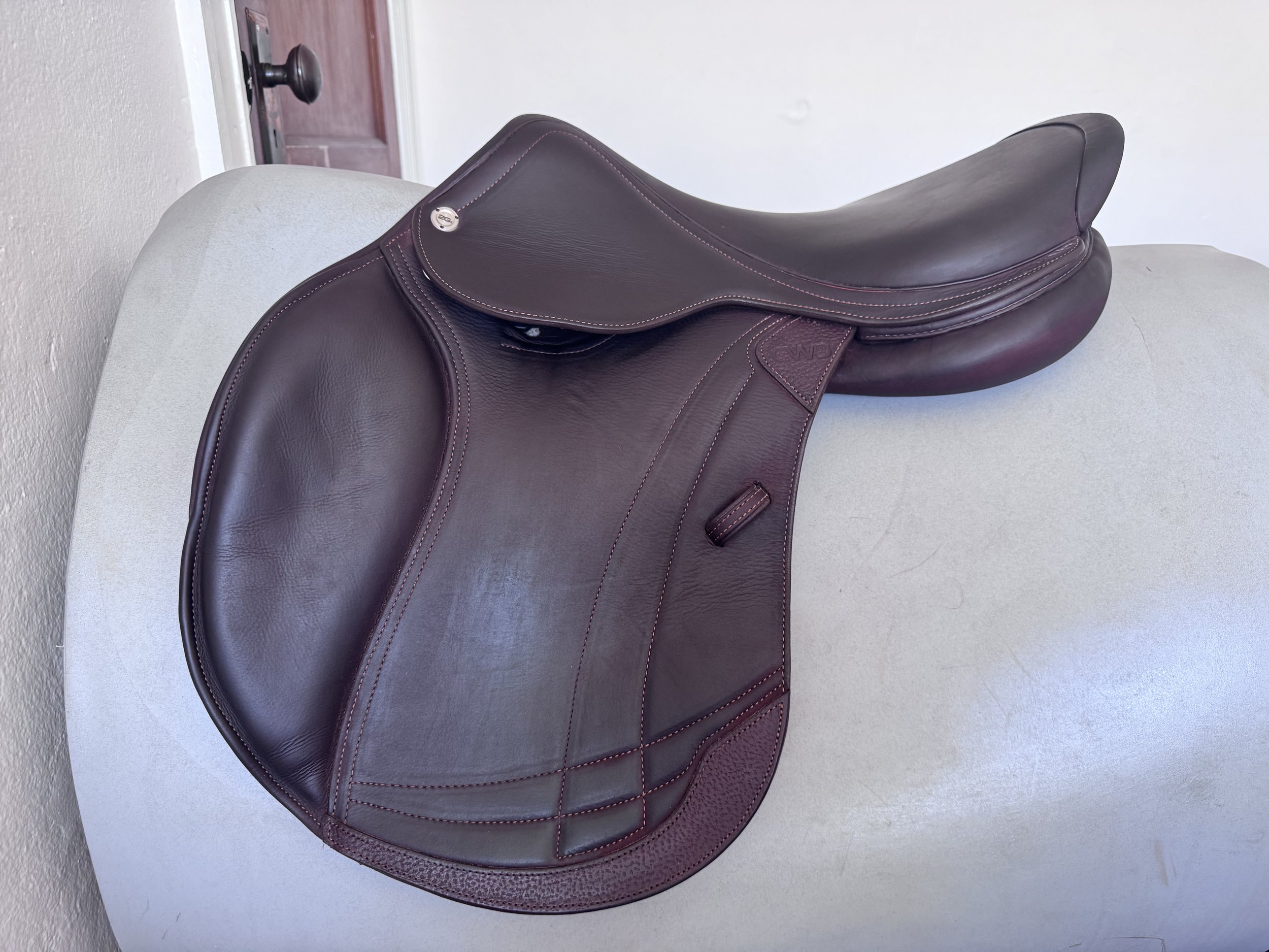 17.5" CWD SE38 Mademoiselle Hunter 2Gs Saddle - 2024 - 2LH - Full Buffalo - MINT - Left View 9