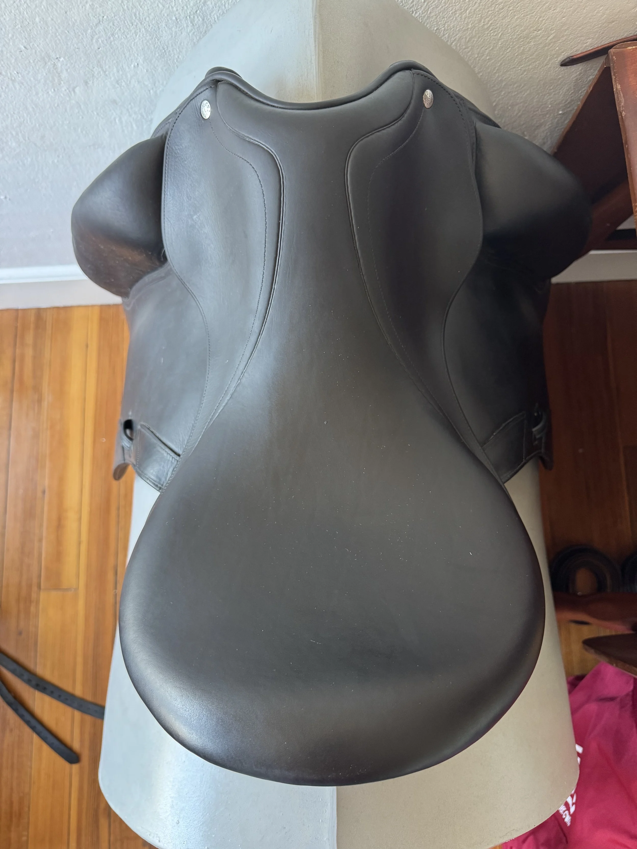 18" CWD SE05 Dressage Saddle - 4L - WIDE Tree - Seat View 1