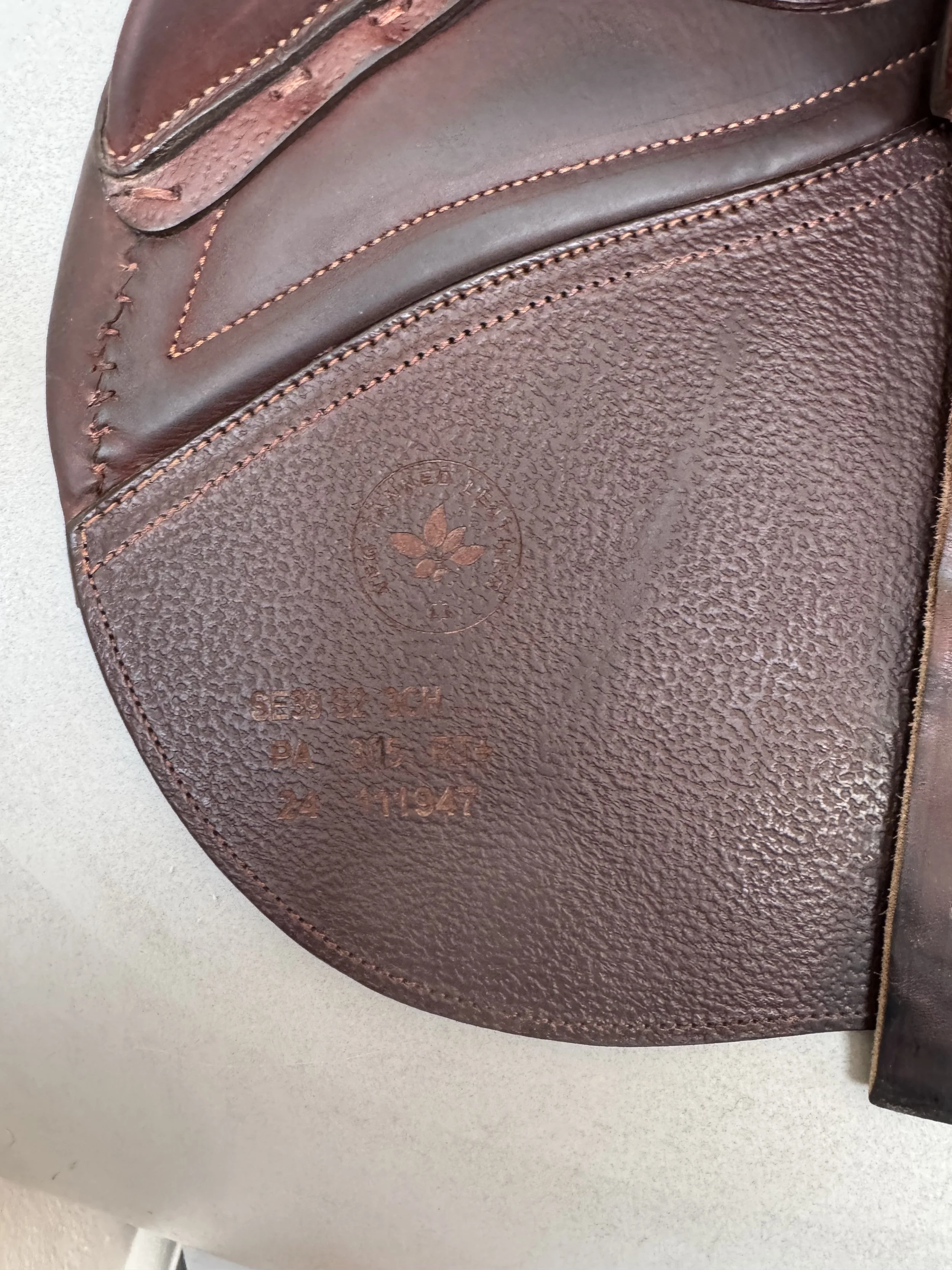 17.5" CWD SE39 Hunter Mademoiselle 2Gs Saddle - 2024 - 3CH - Full Buffalo - MINT - Right View 1 - Serial Stamp