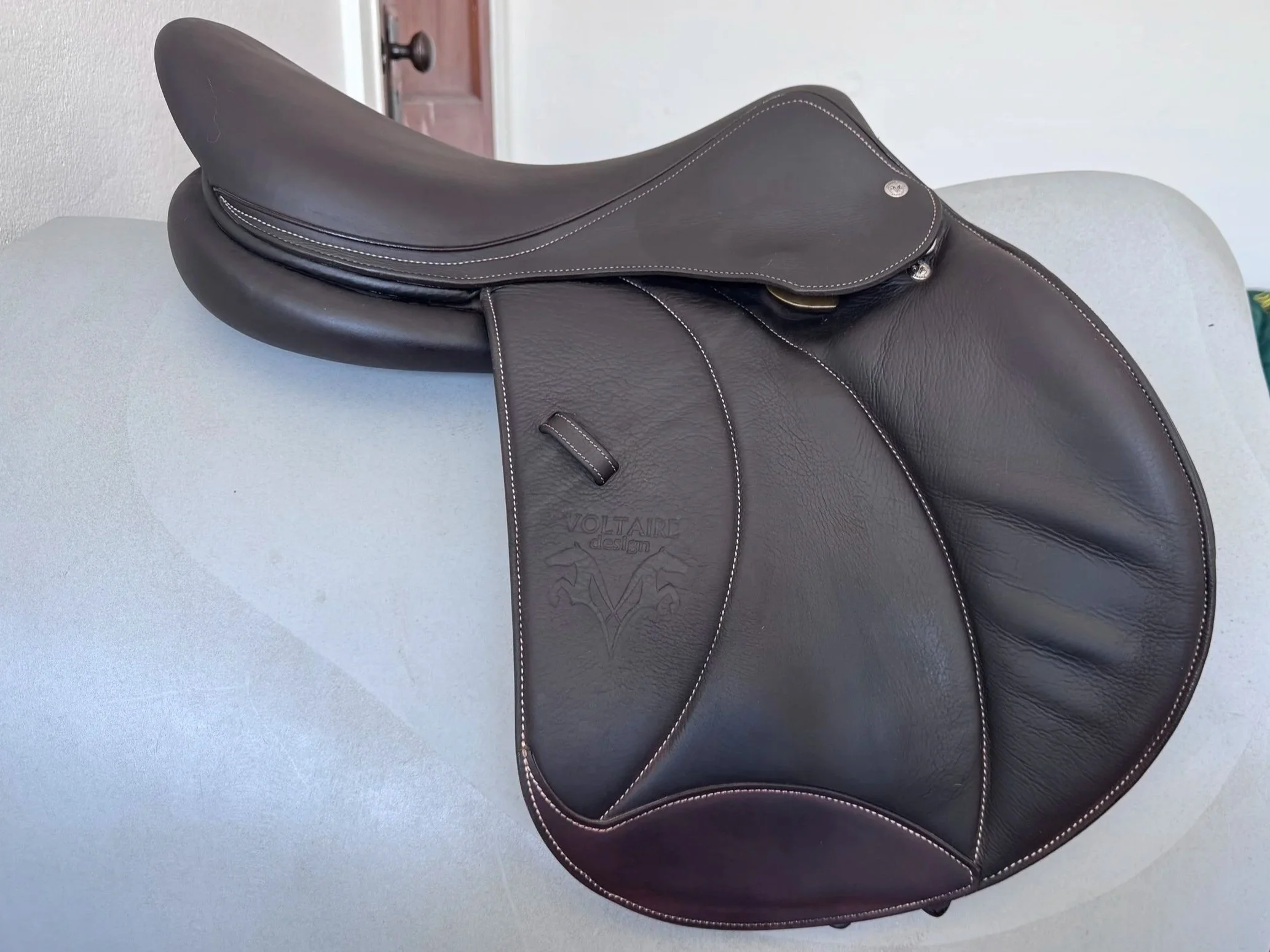 17.5" Voltaire Stuttgart PRO Saddle - 2020 - 3A - Full Buffalo - Right View 2