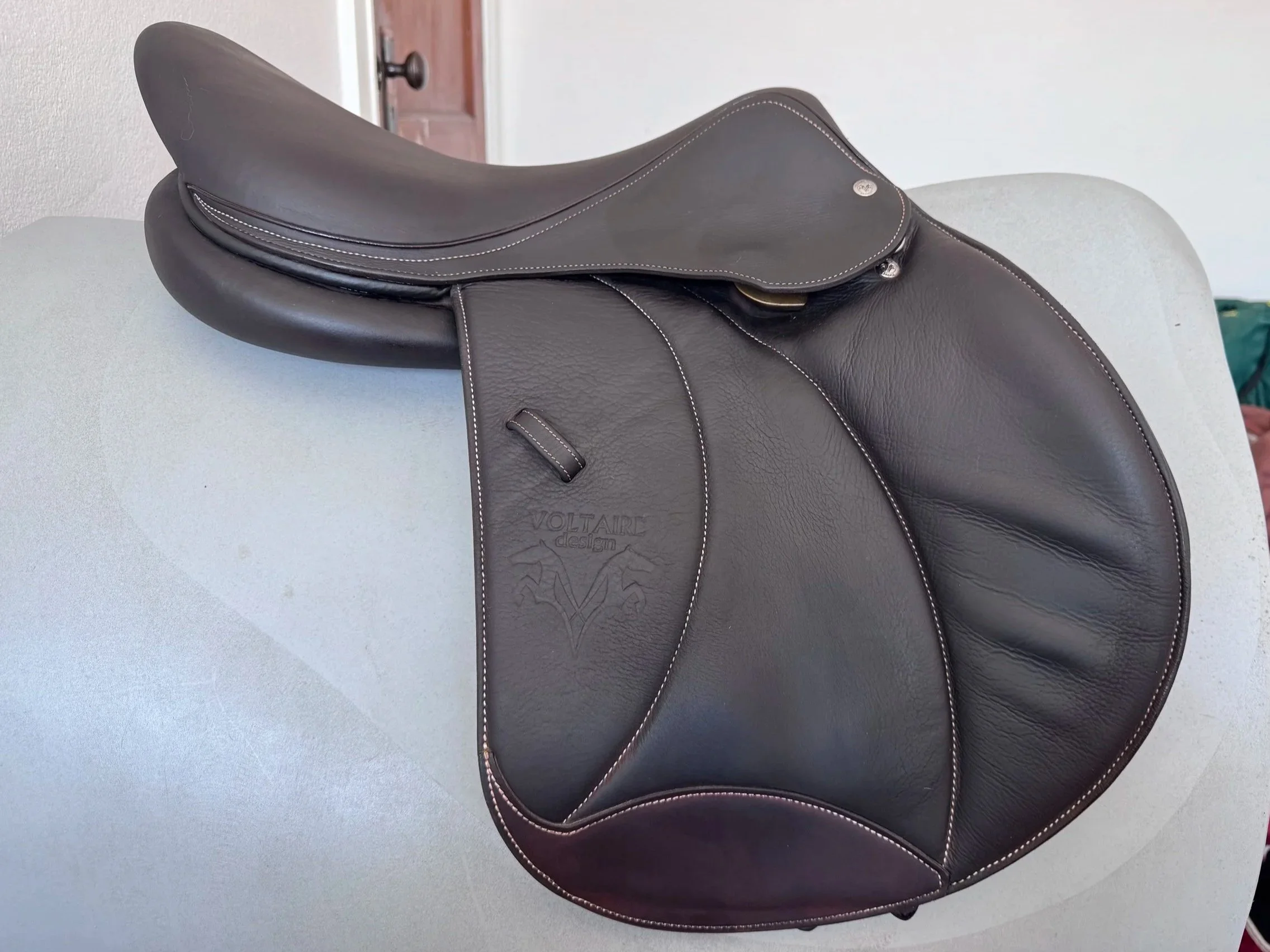17.5" Voltaire Stuttgart PRO Saddle - 2020 - 3A - Full Buffalo - Right View 4