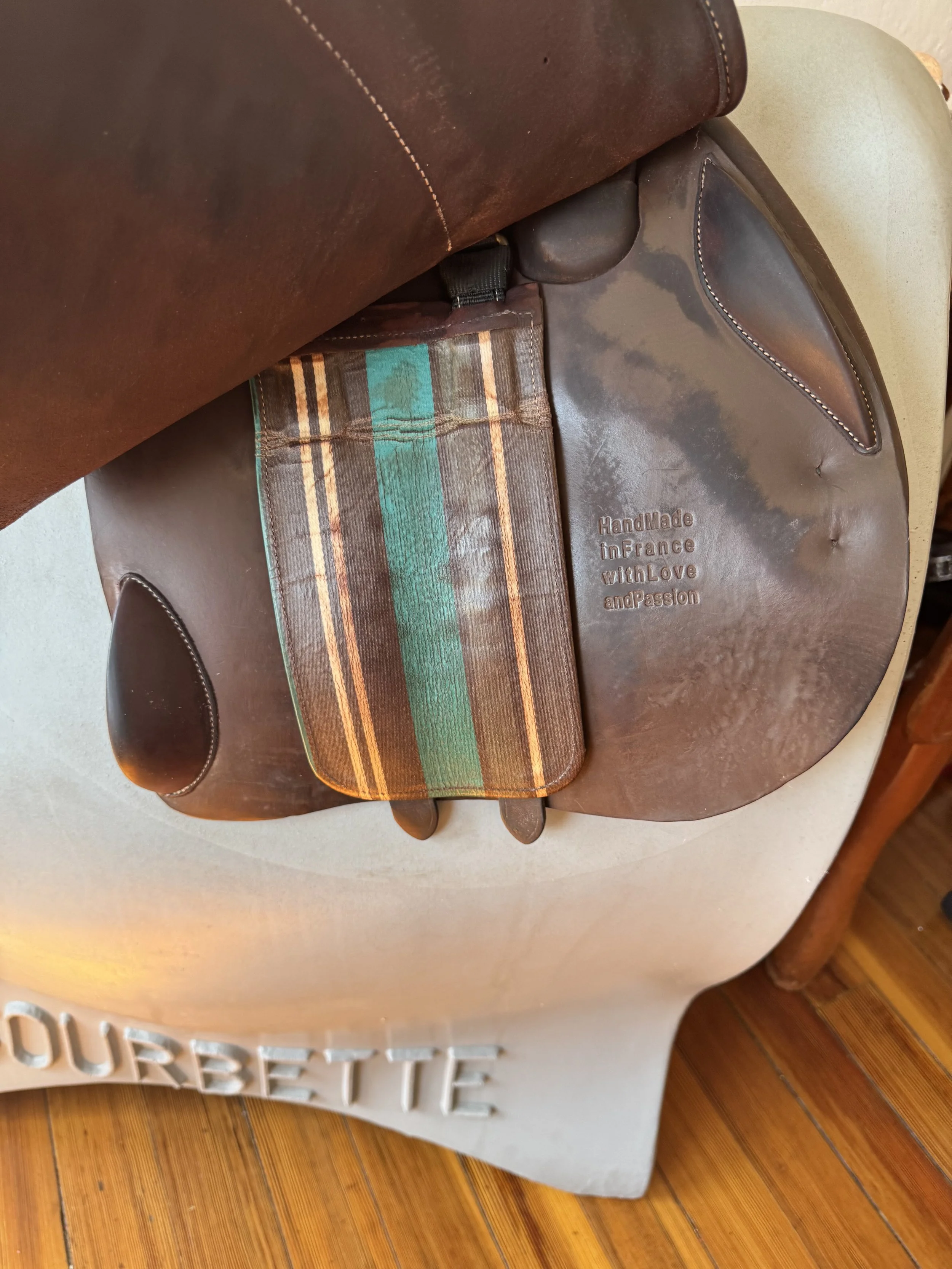 19" Voltaire Palm Beach Saddle - Underflap 2