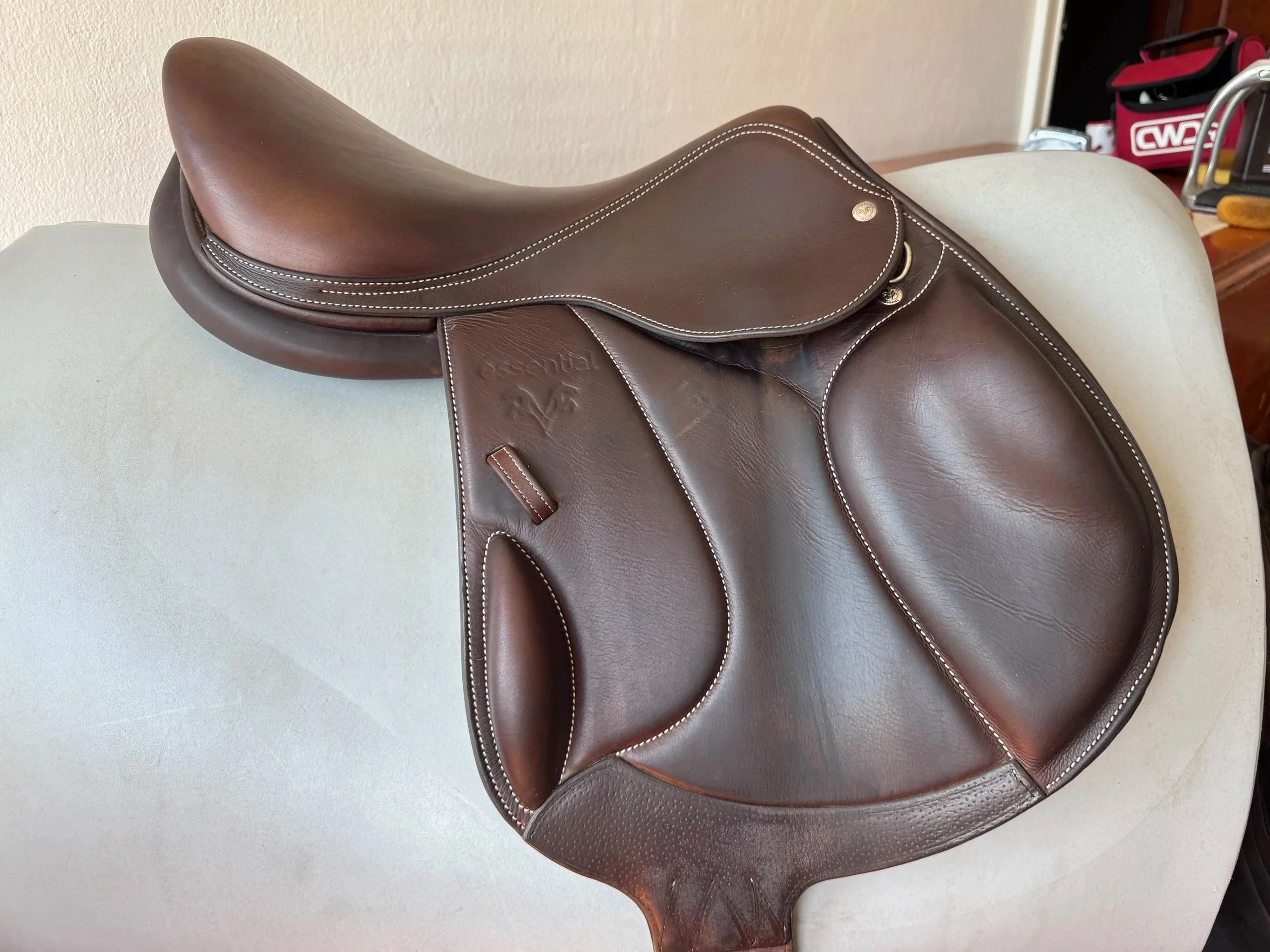 17" 2021 Voltaire Essential Monoflap - Right View 2