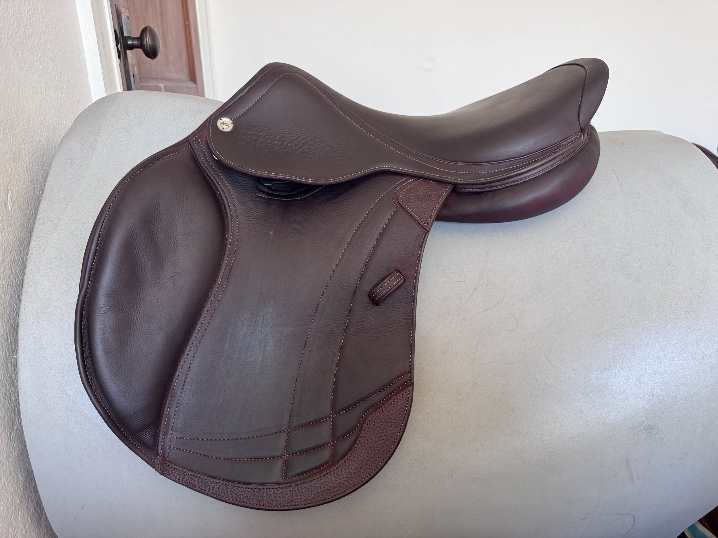 17.5" CWD SE38 Mademoiselle Hunter 2Gs Saddle - 2024 - 2LH - Full Buffalo - MINT - Left View 3
