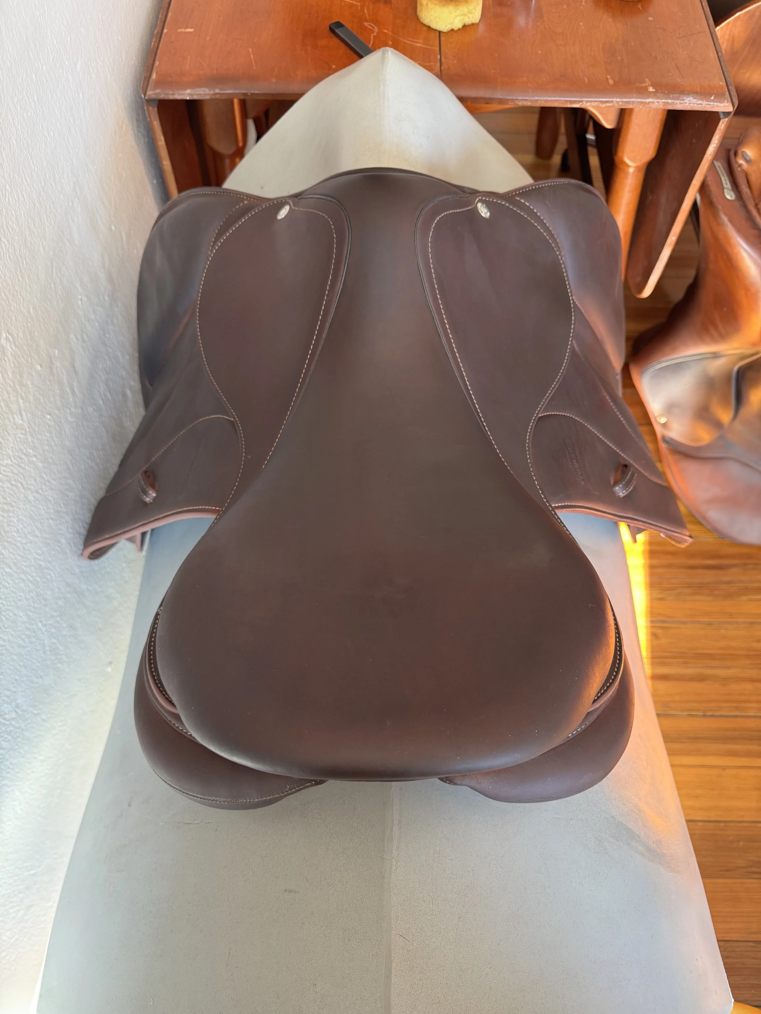 17.5" 2022 Devoucoux Biarritz O Saddle - Seat Aerial
