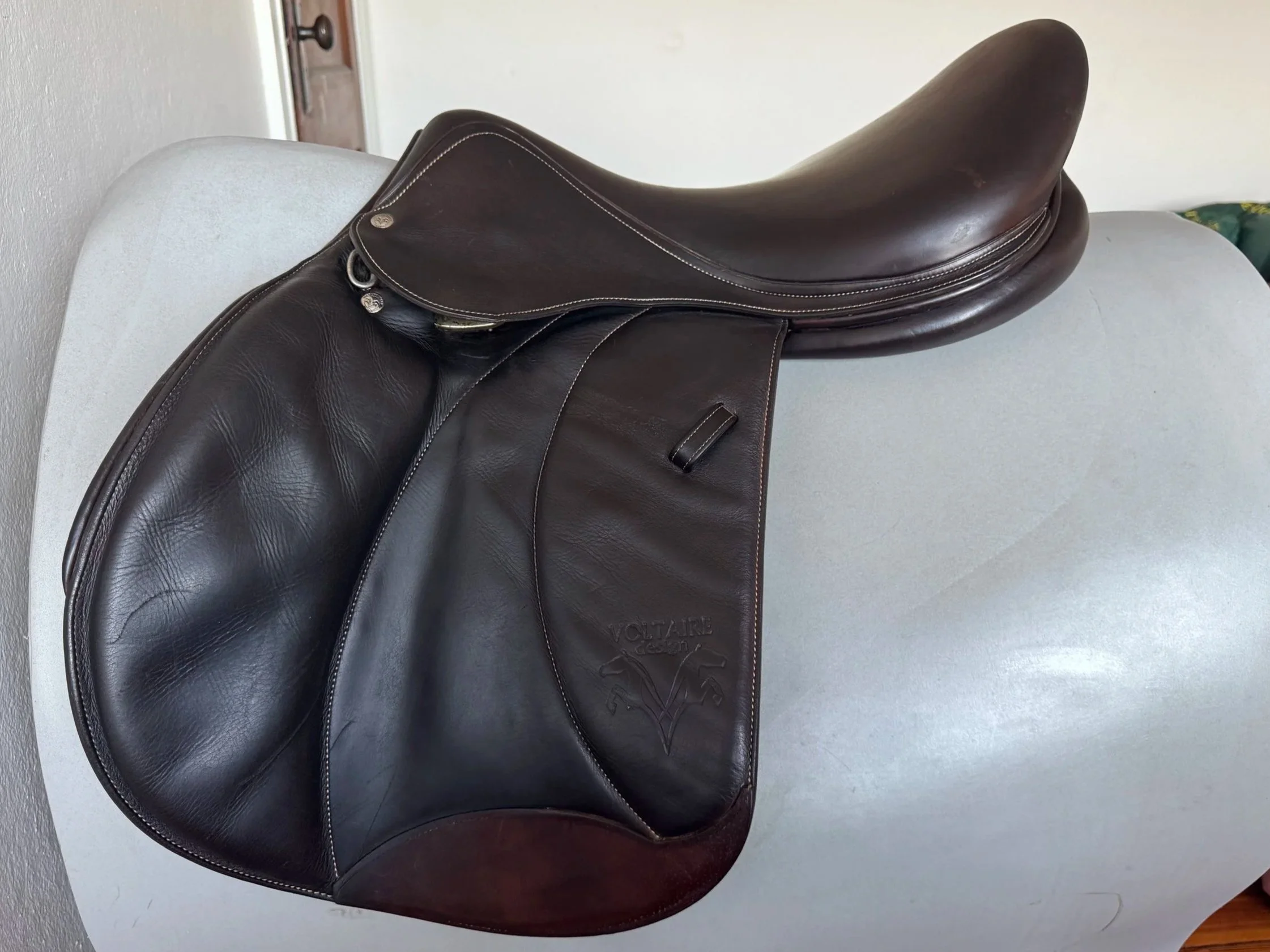 18.5" Voltaire Stuttgart PRO Saddle - 2017 - 4AAR - Full Buffalo - Left View 1