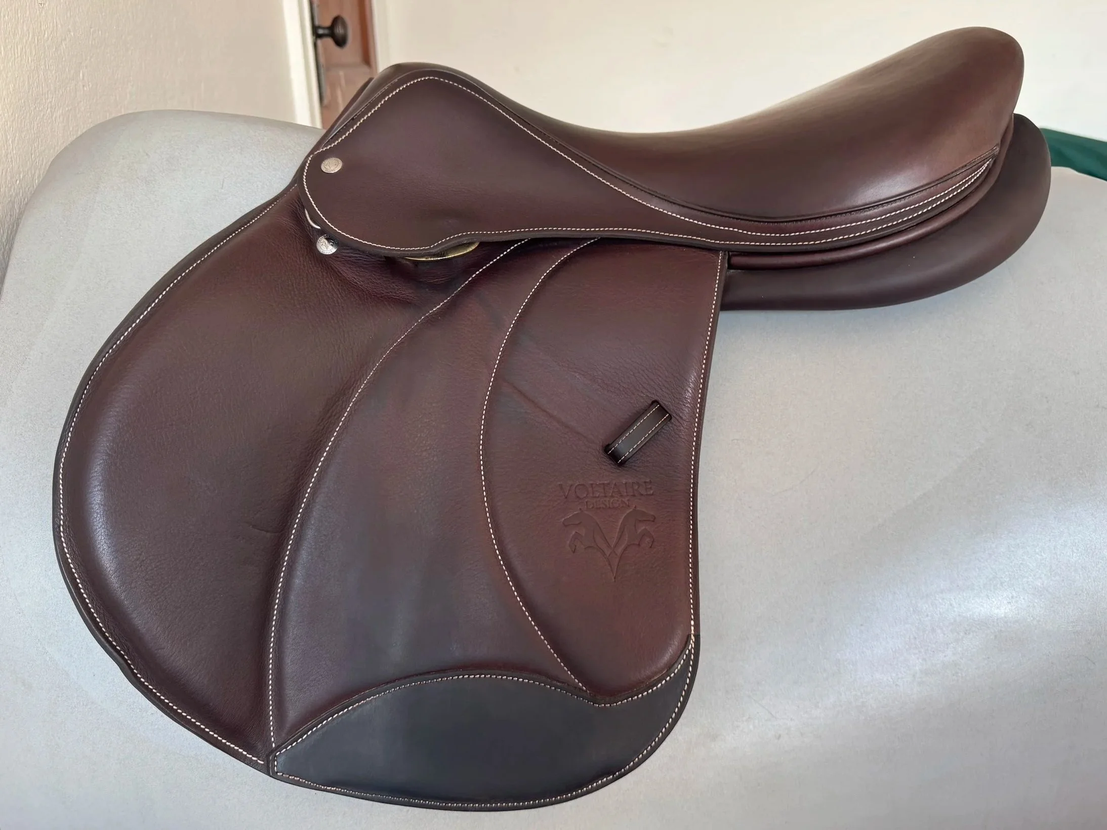 18.5" Voltaire Palm Beach PRO Saddle - 2023 - 2AR - Full Buffalo - LIKE NEW - Left View 1