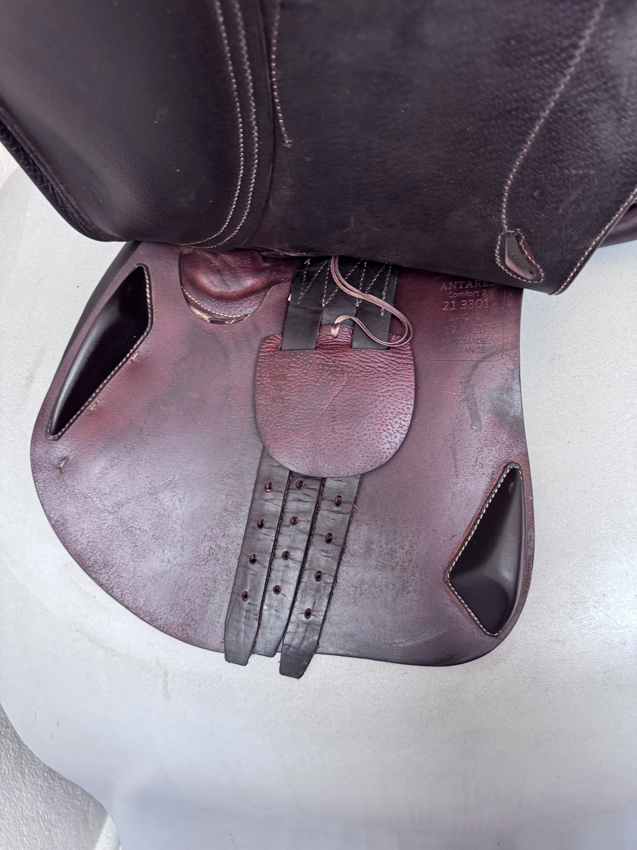 17.5" Antares Comfort 2 Saddle - 2021 - 2A - Full Buffalo - A01 WIDE Tree - Left Underflap 1