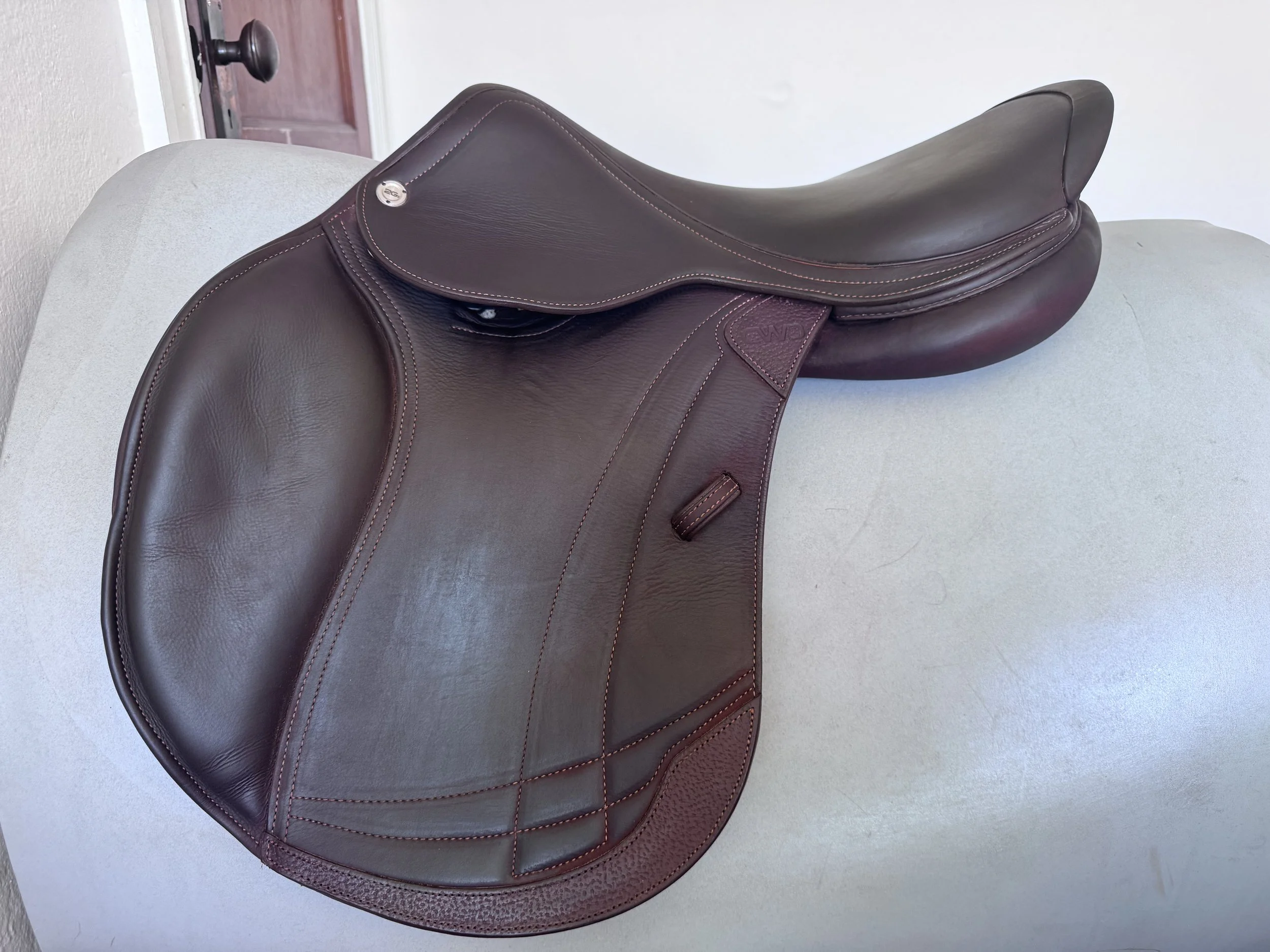 17.5" CWD SE38 Mademoiselle Hunter 2Gs Saddle - 2024 - 2LH - Full Buffalo - MINT - Left View 8