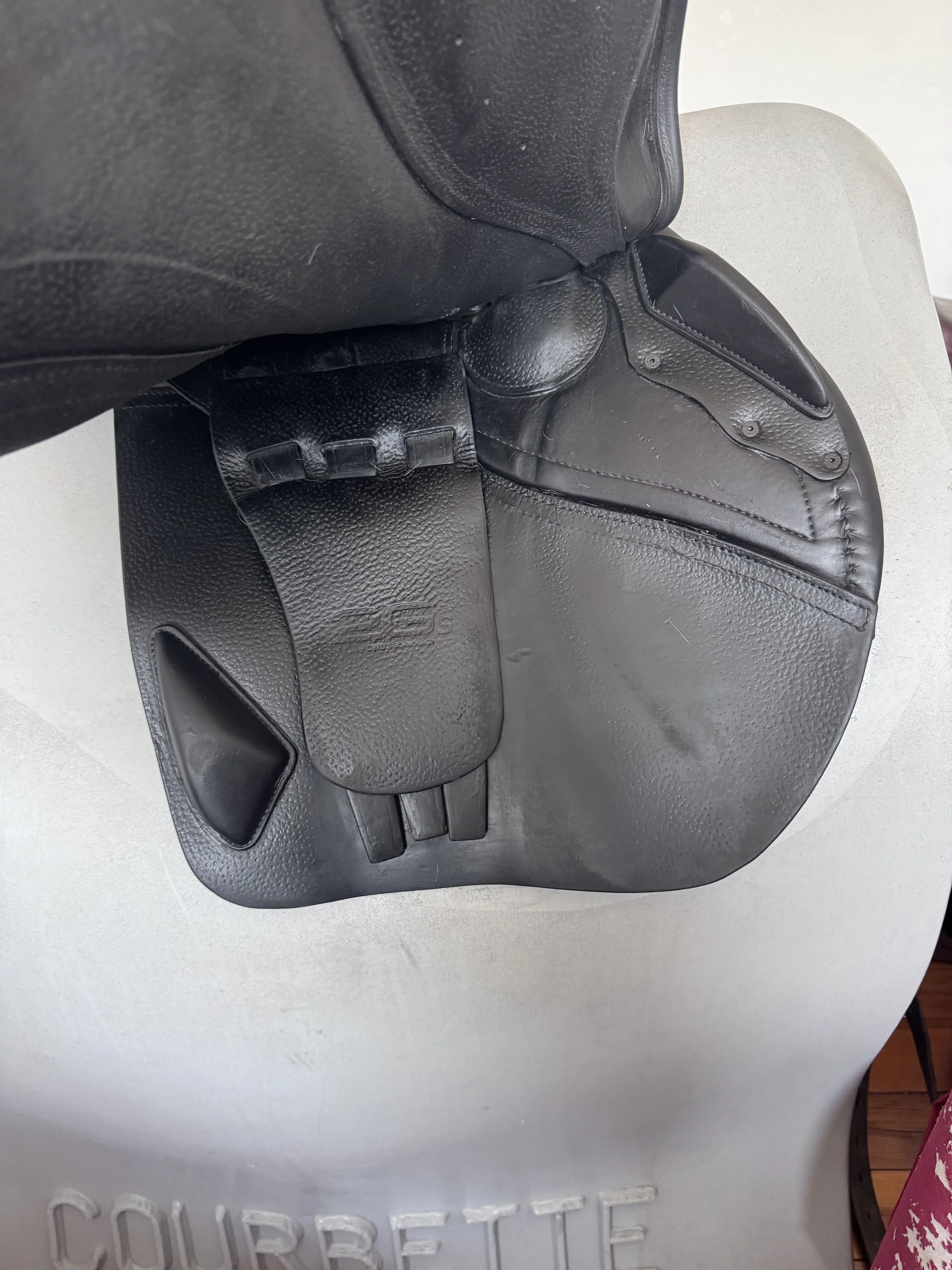 18" CWD 2Gs Saddle - BLACK - 4C Long / Forward Flaps - Full Buffalo - Right Underflap