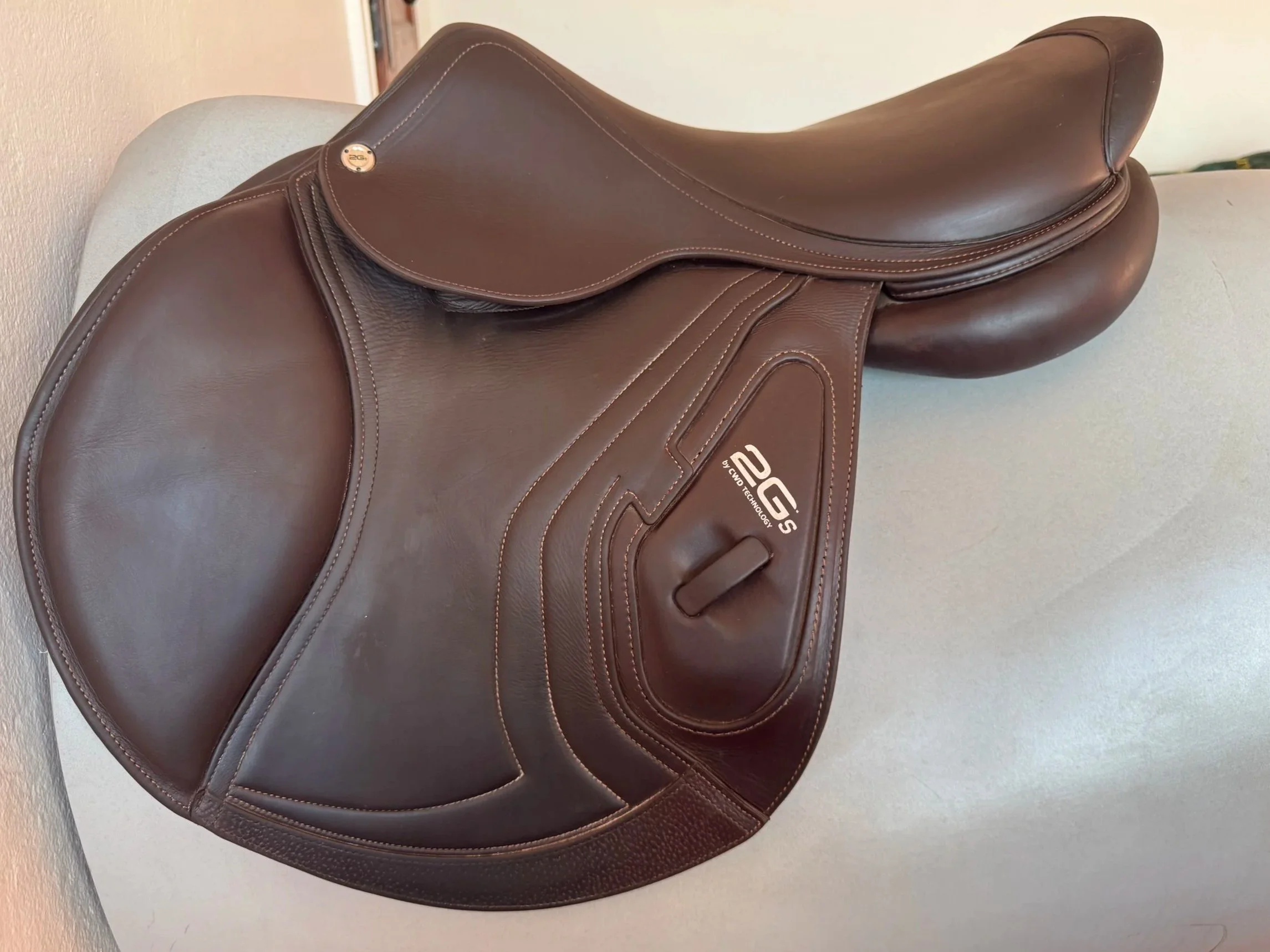 18" CWD SE25 2Gs PRO Saddle - 2022 - 2C - Full Buffalo - Left View 2