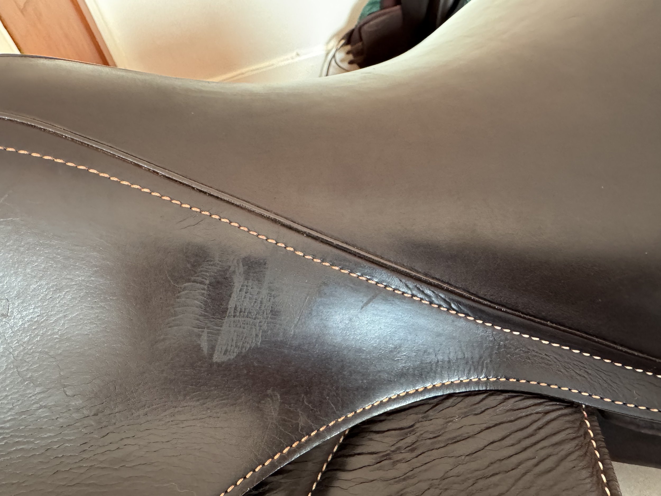 18" Voltaire Palm Beach PRO Saddle - 2021 - 3A - Full Buffalo - Scuff Mark