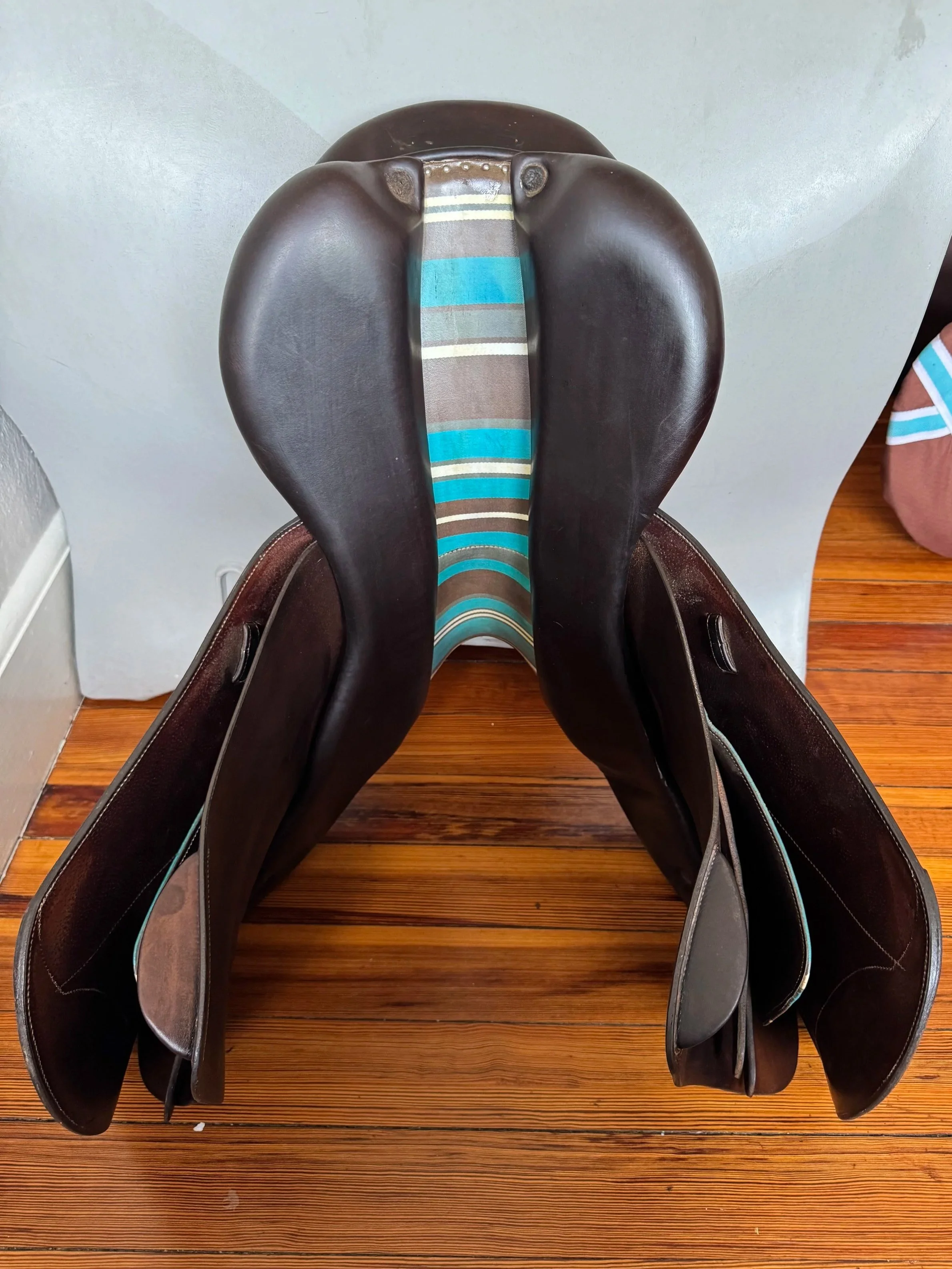 18.5" Voltaire Stuttgart PRO Saddle - 2017 - 4AAR - Full Buffalo - Panels