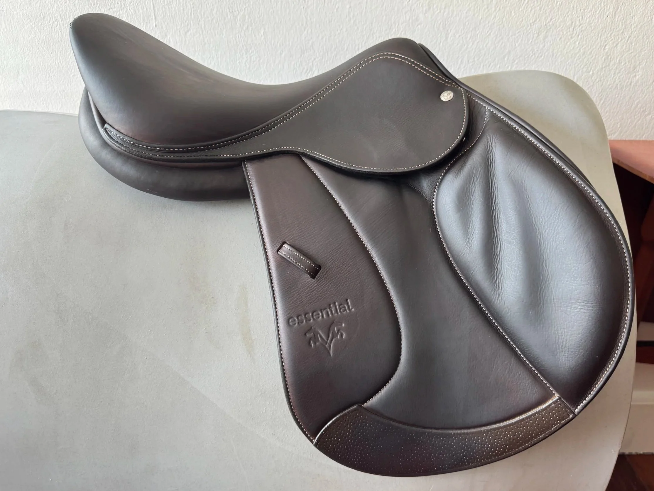 16.5" Voltaire Essential Saddle - 2023 - Right View 2