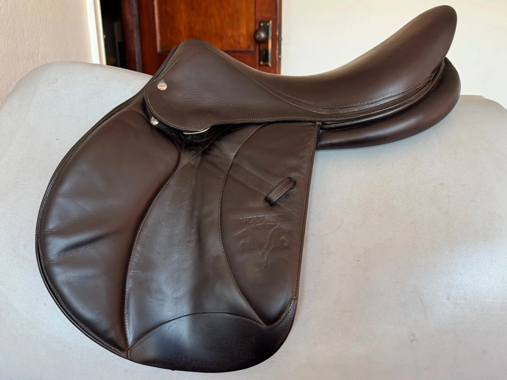 18" Voltaire Stuttgart PRO Saddle - 2018 - 3A - Full Buffalo - Left View 3