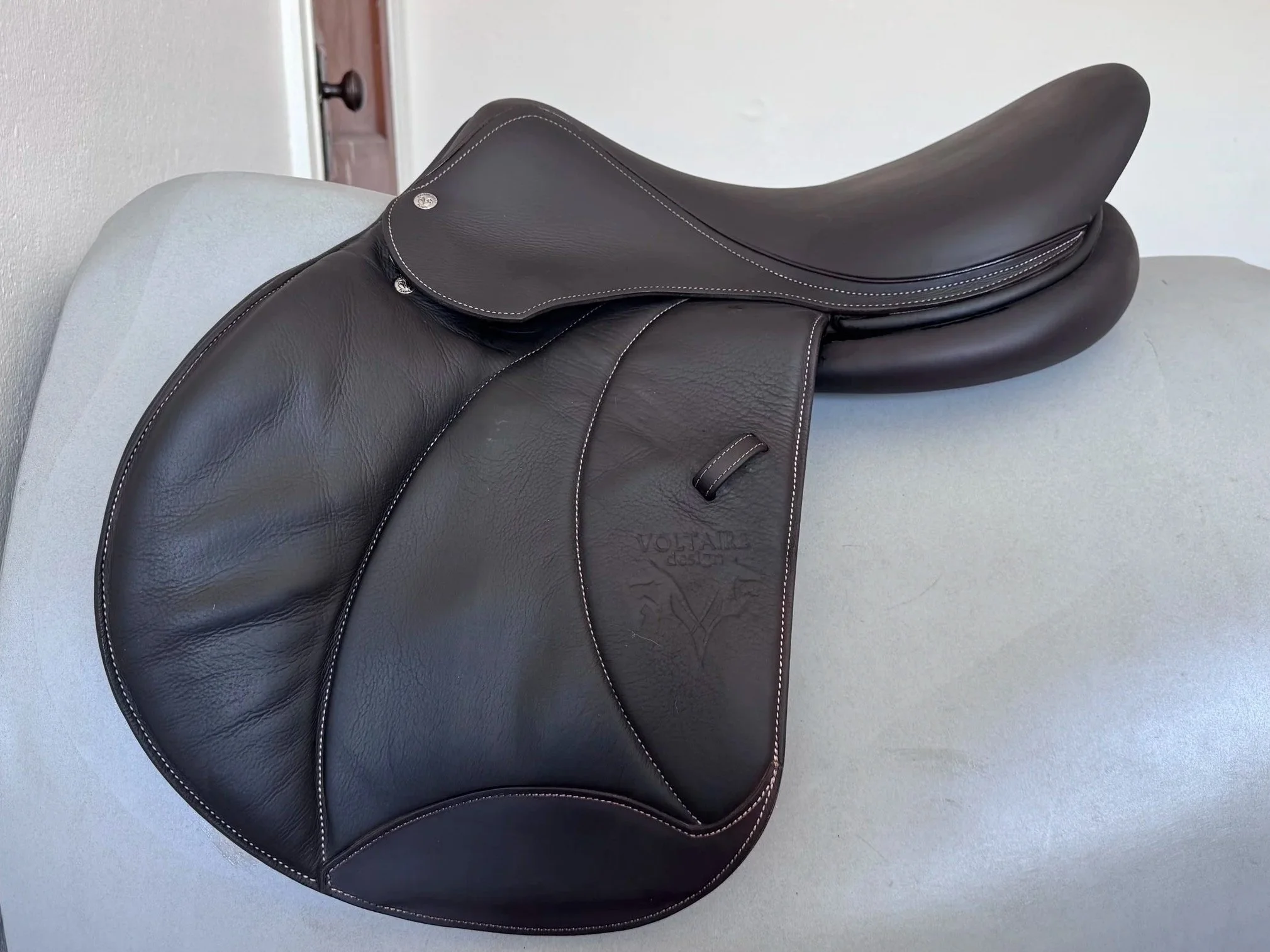 17.5" Voltaire Stuttgart PRO Saddle - 2020 - 3A - Full Buffalo - Left View 2