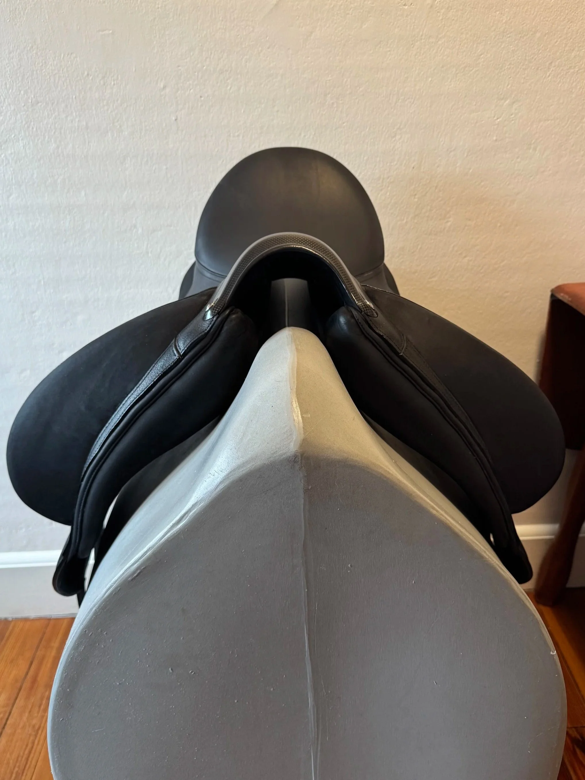 17.5" Devoucoux Makila Harmonie Dressage Saddle - 2024 - 2A - Full Buffalo - Like New - Front Panels 2